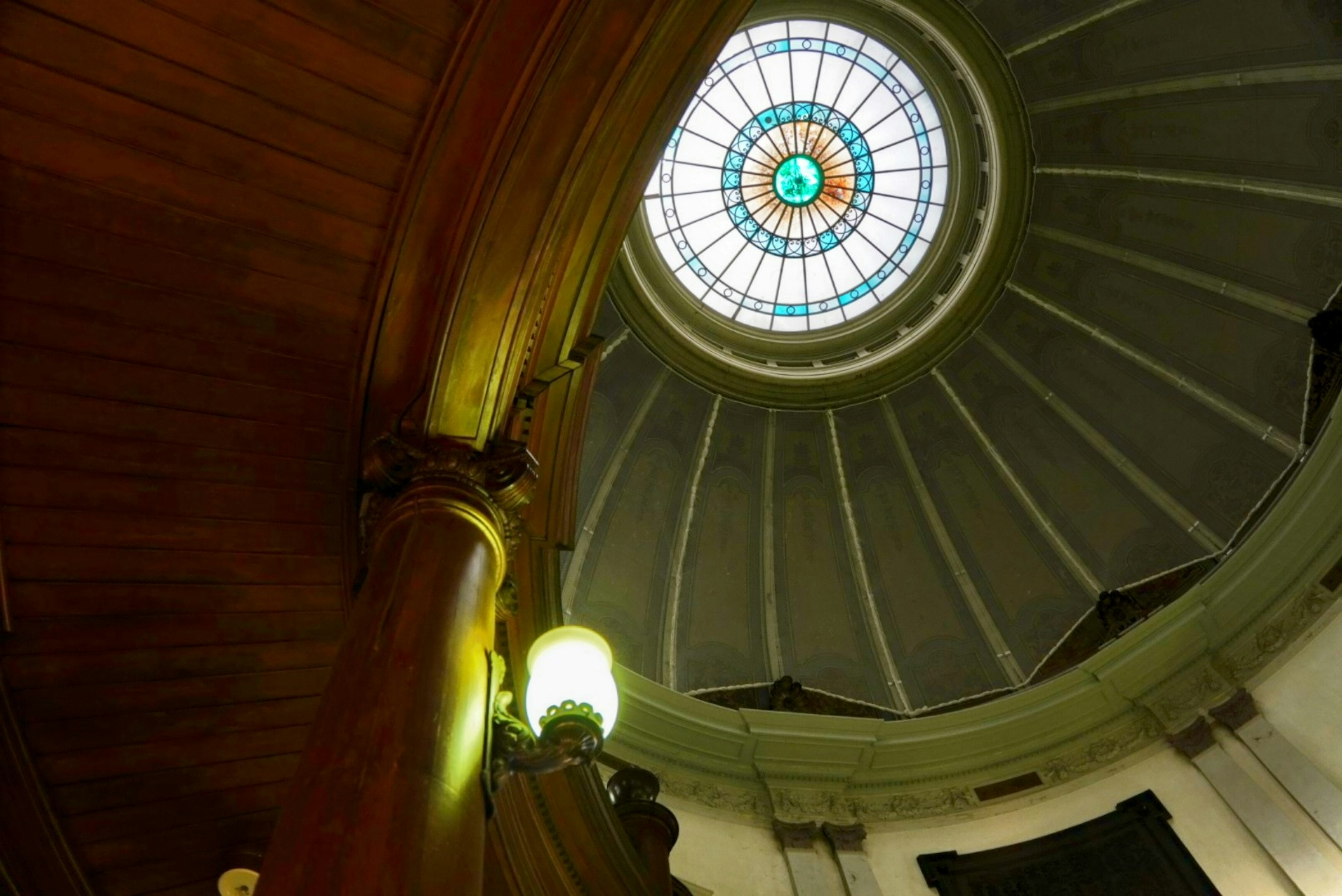 Immagine interna con un bellissimo soffitto a cupola alti colonne in legno e vetri colorati