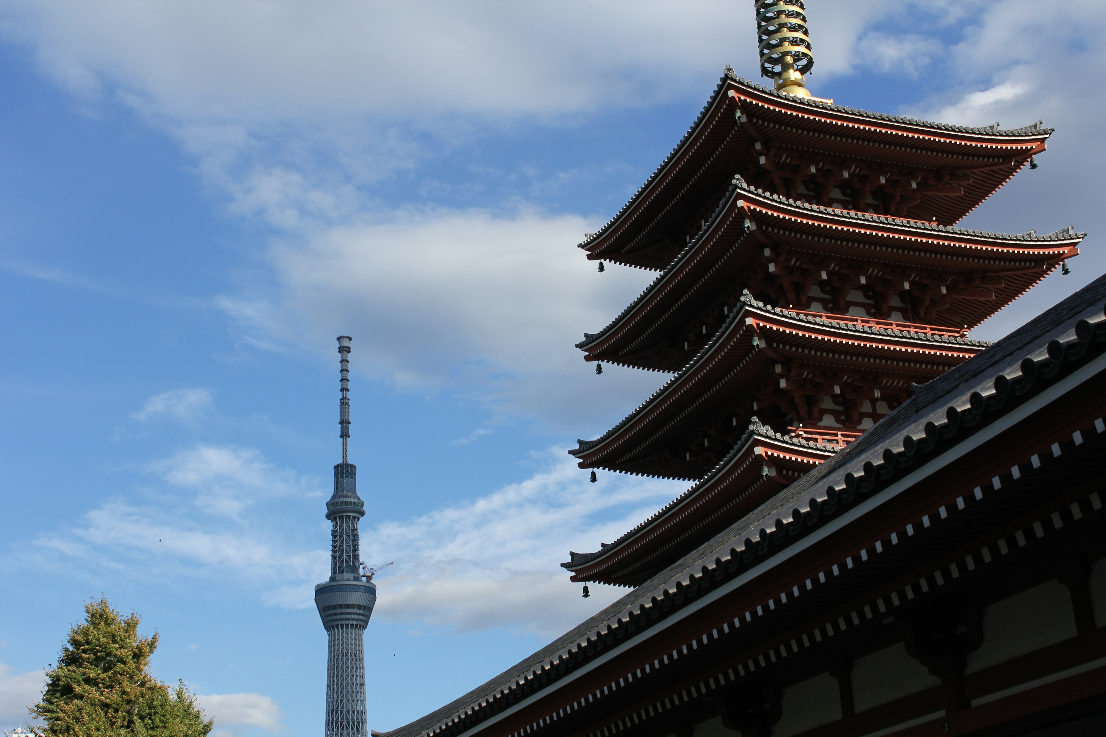 Vista de la Tokyo Skytree y la pagoda de cinco pisos del templo Senso-ji