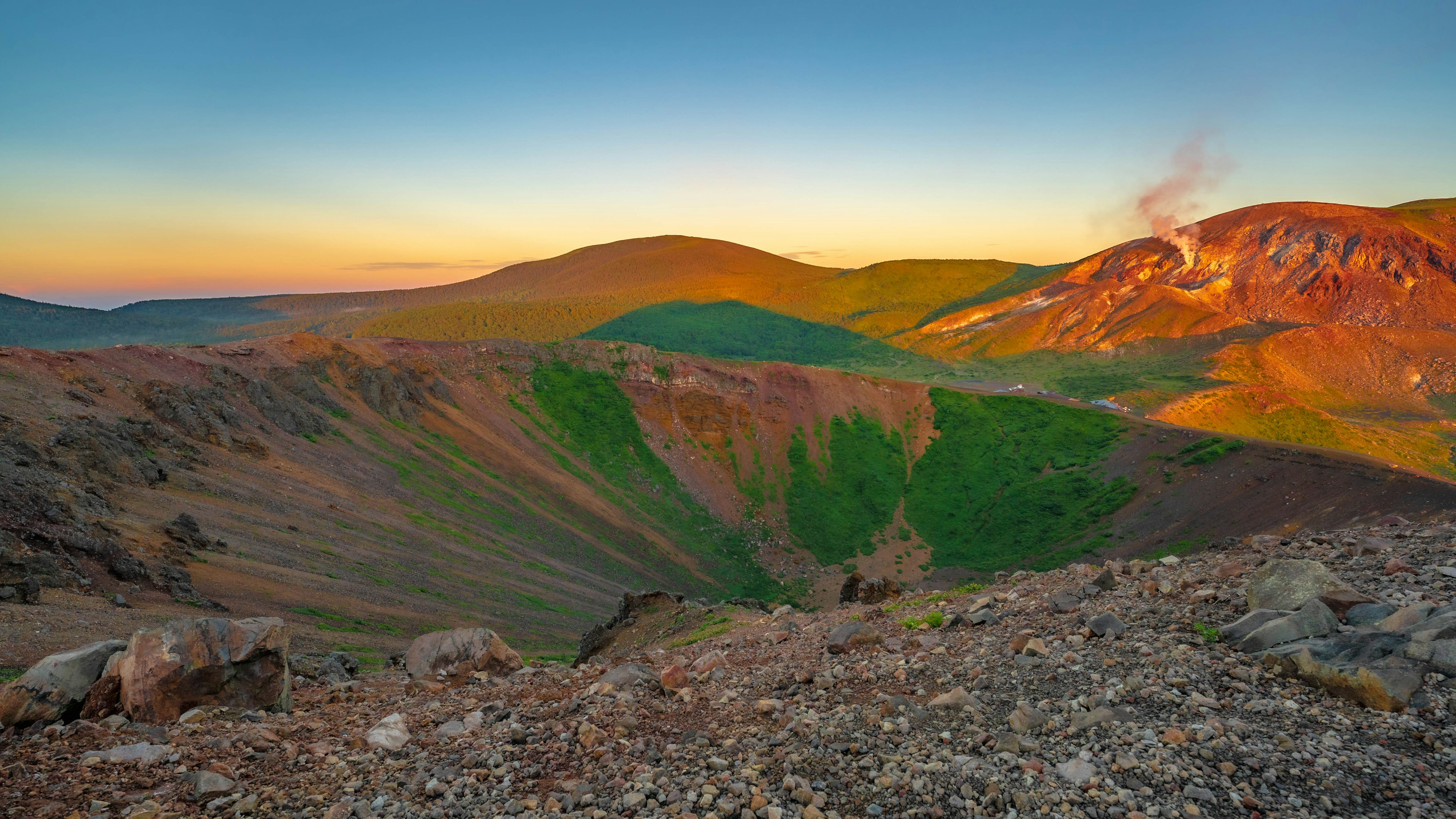 Paysage montagneux magnifique avec une vallée verte au coucher du soleil