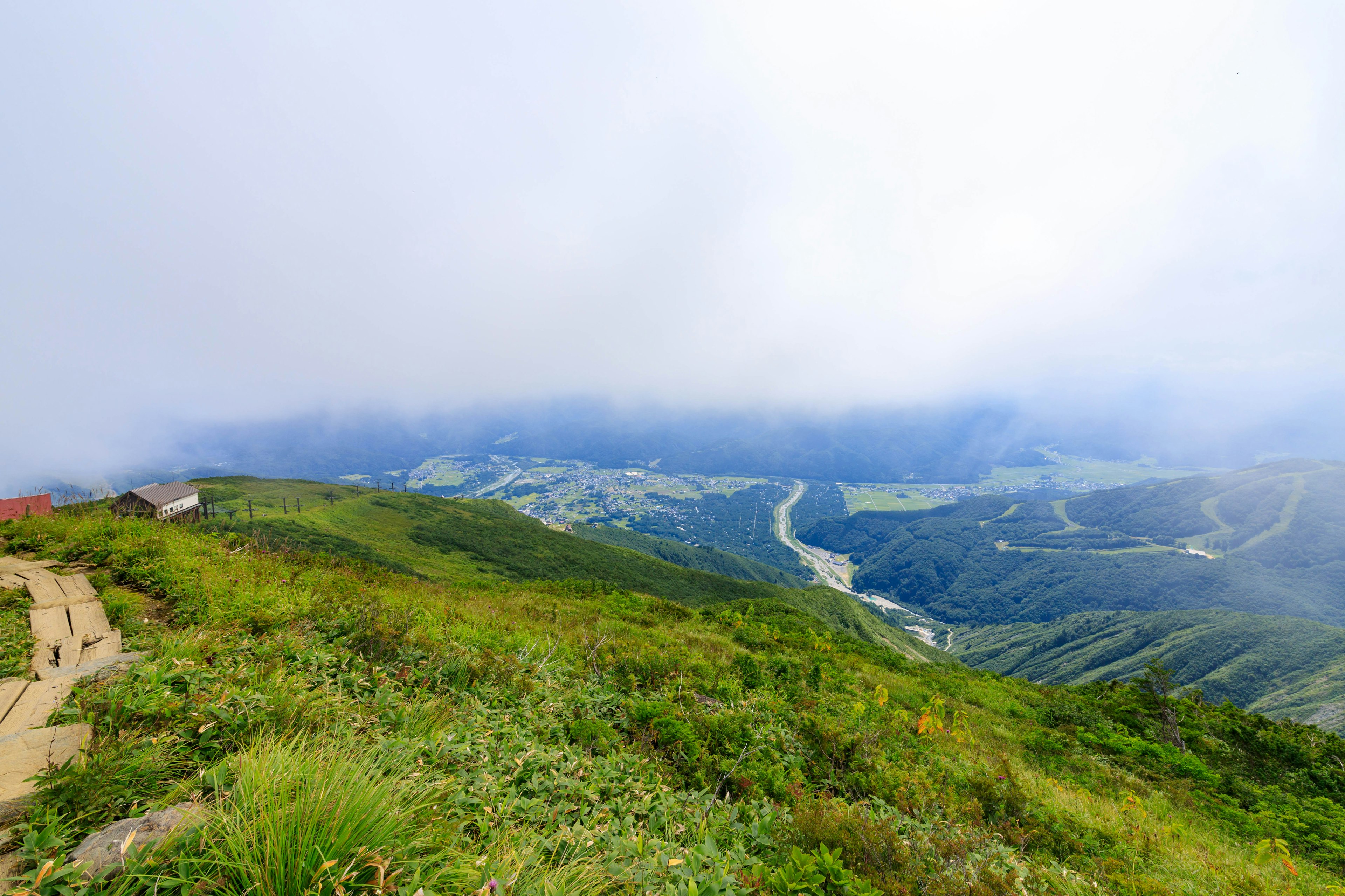 Vista panoramica di colline verdi e montagne nebbiose