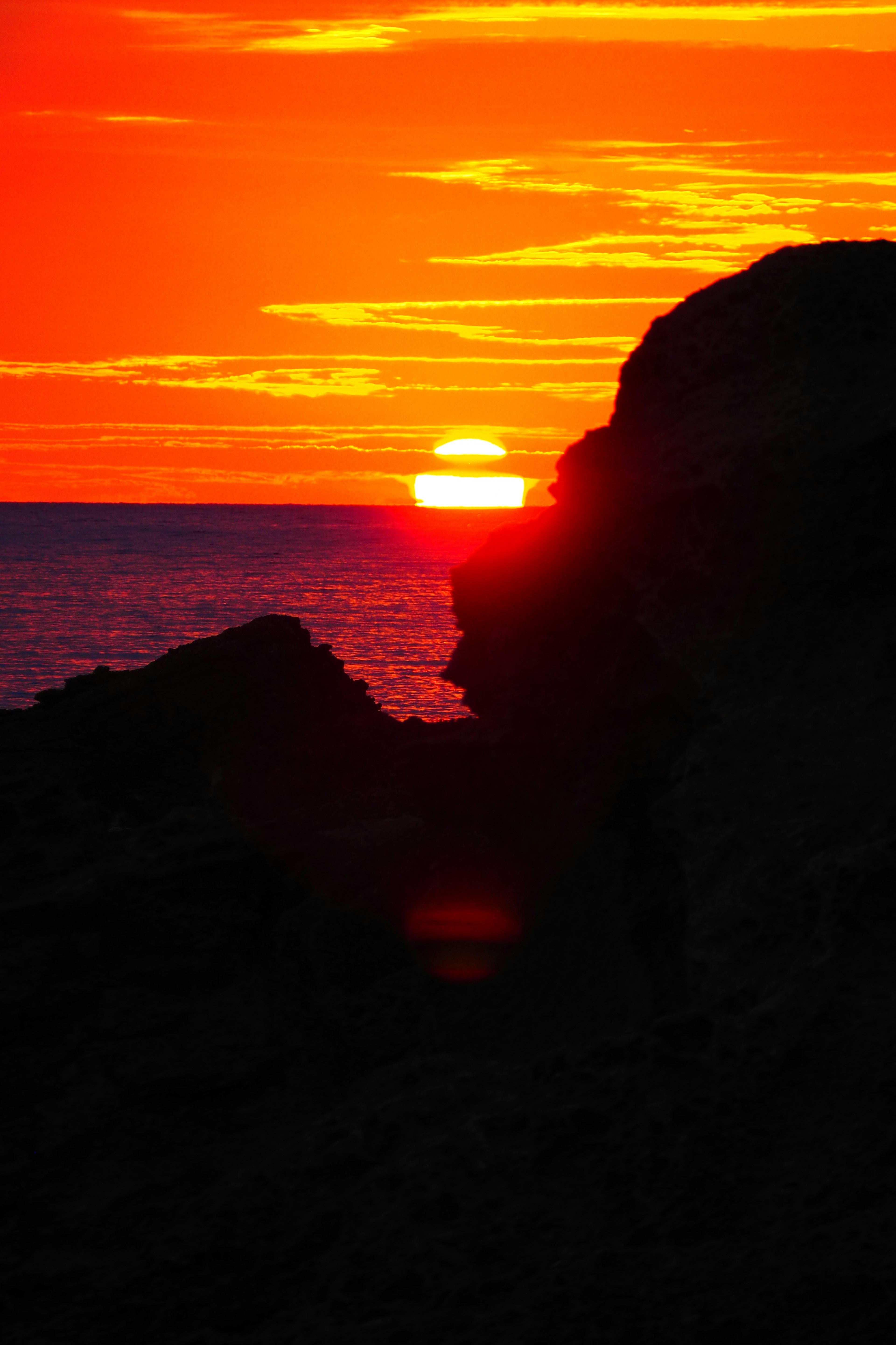 Silhouette di un bellissimo tramonto sull'oceano