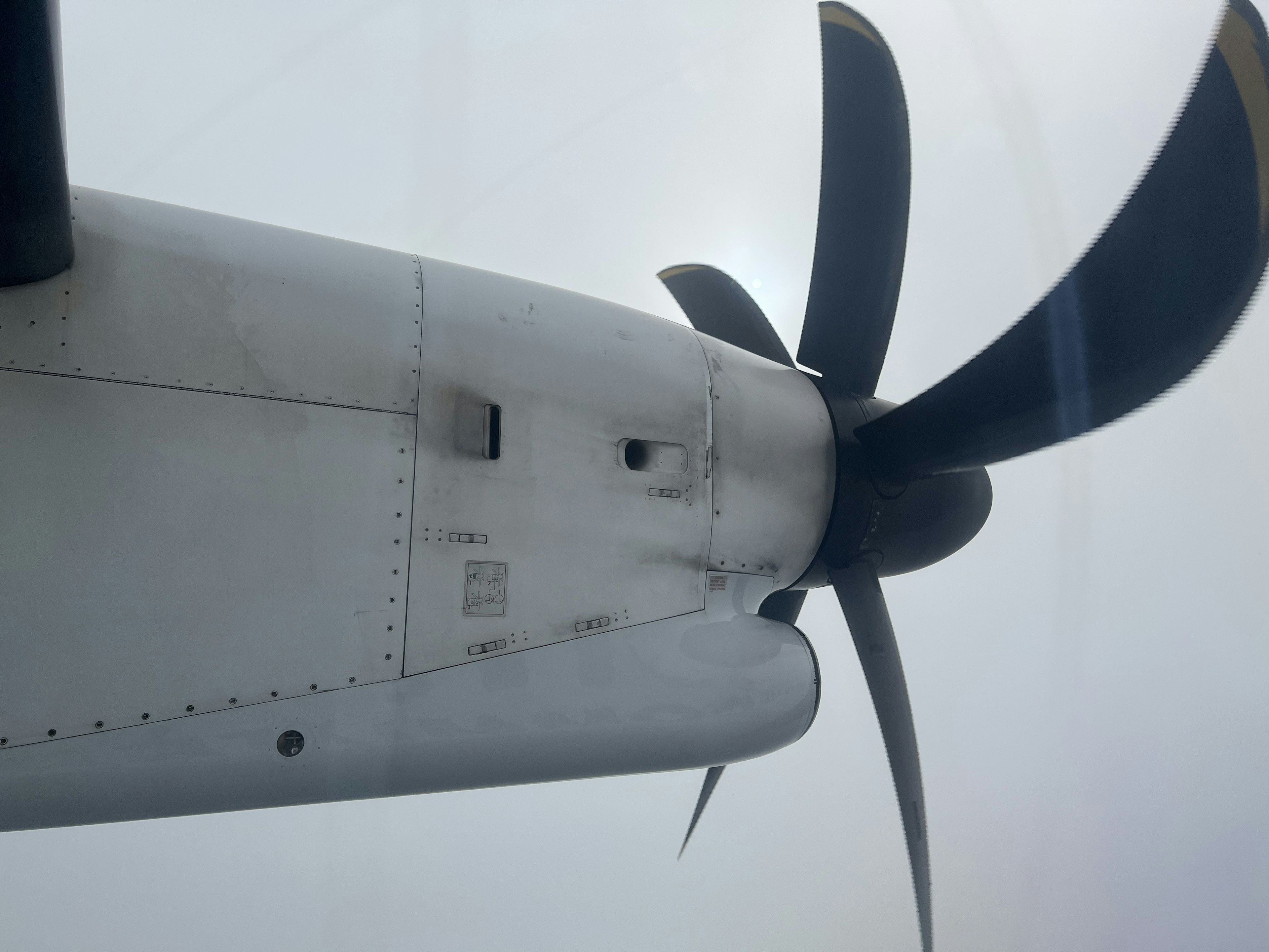 Hélice de avión girando en cielo nublado