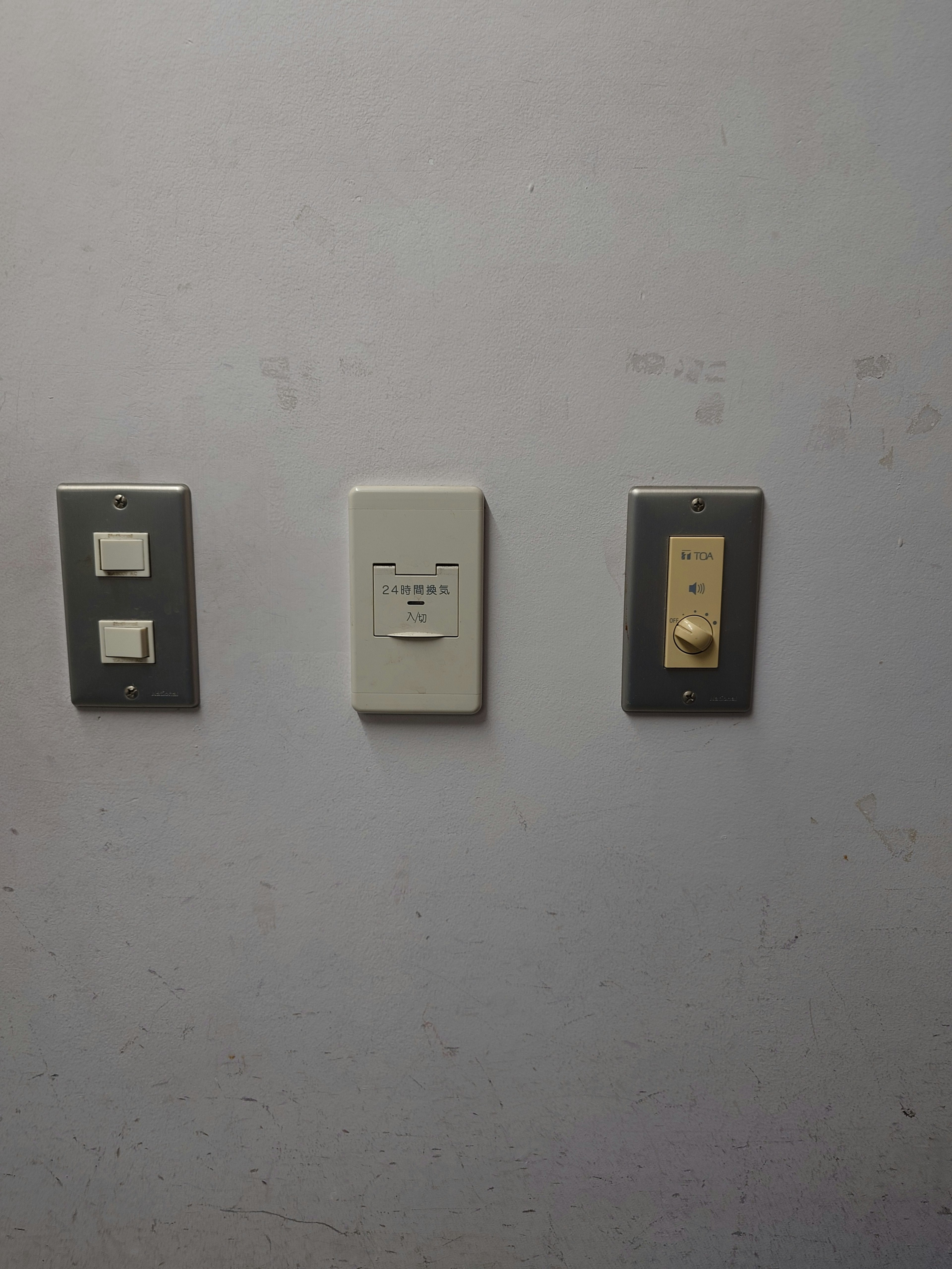 Puertos de comunicación e interruptor montados en la pared