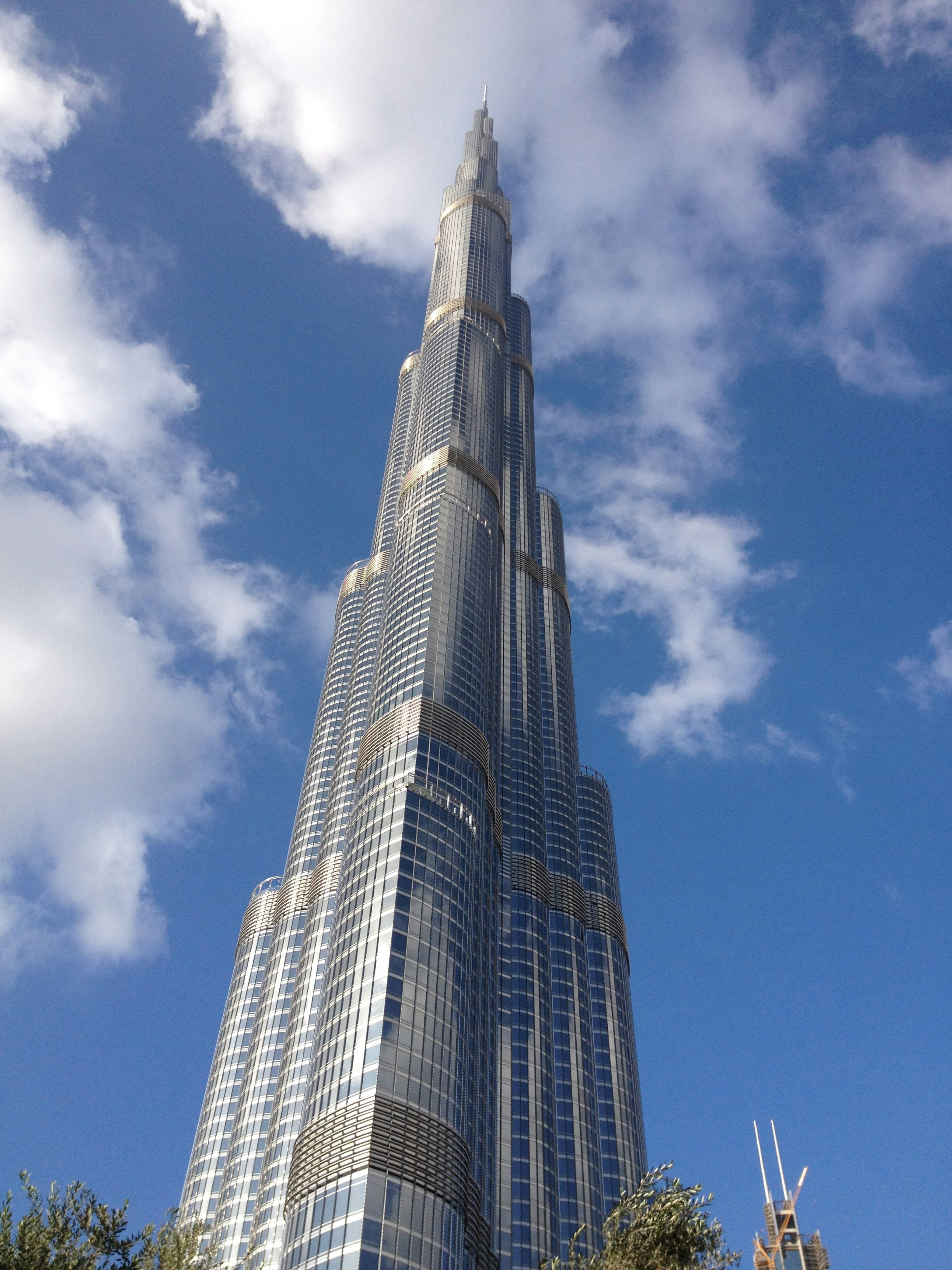 Burj Khalifa Hochhaus, das in den blauen Himmel mit Wolken ragt