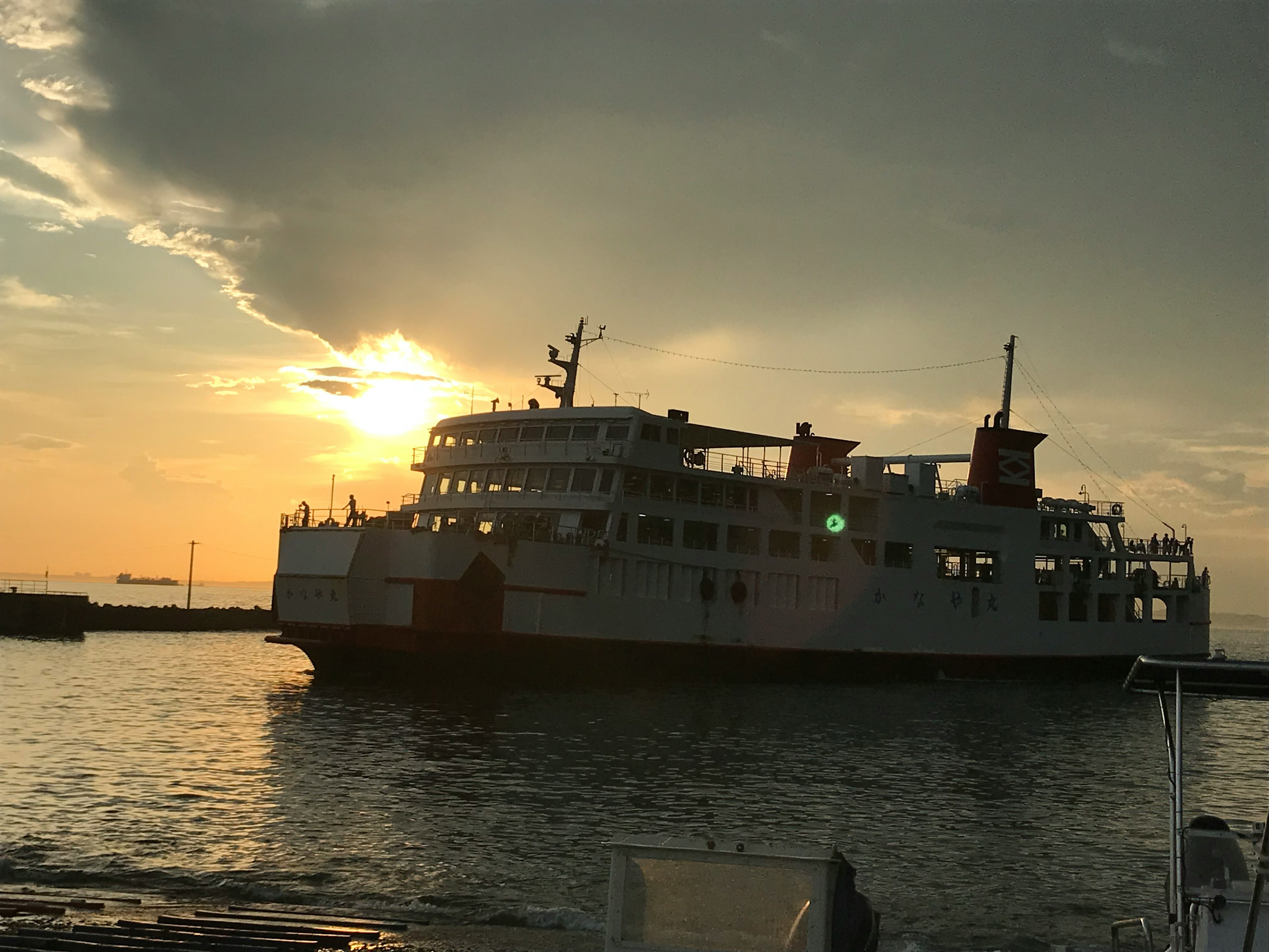 夕暮れの海に浮かぶフェリーのシルエット