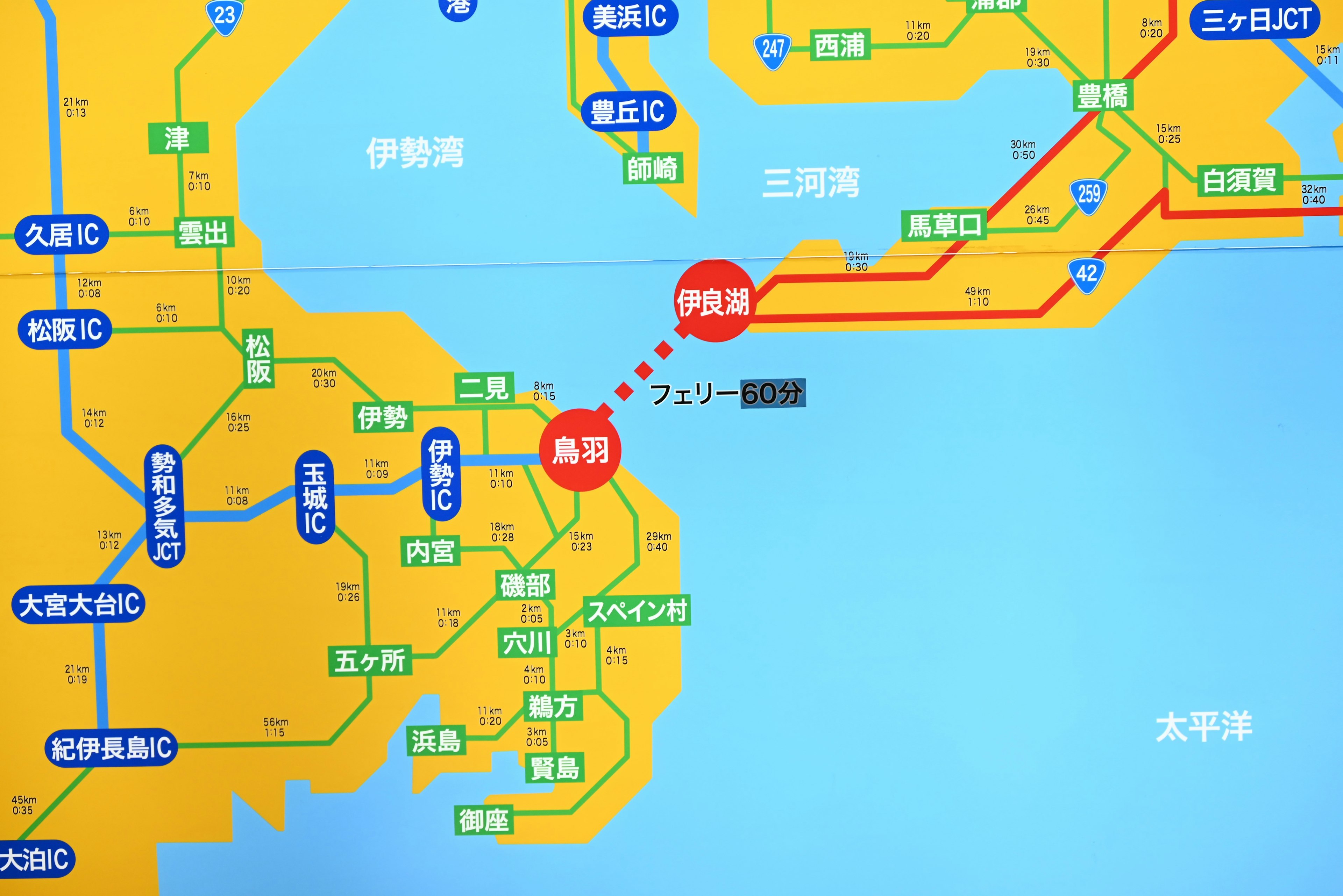 Mapa que muestra las rutas de transporte e información sobre las estaciones