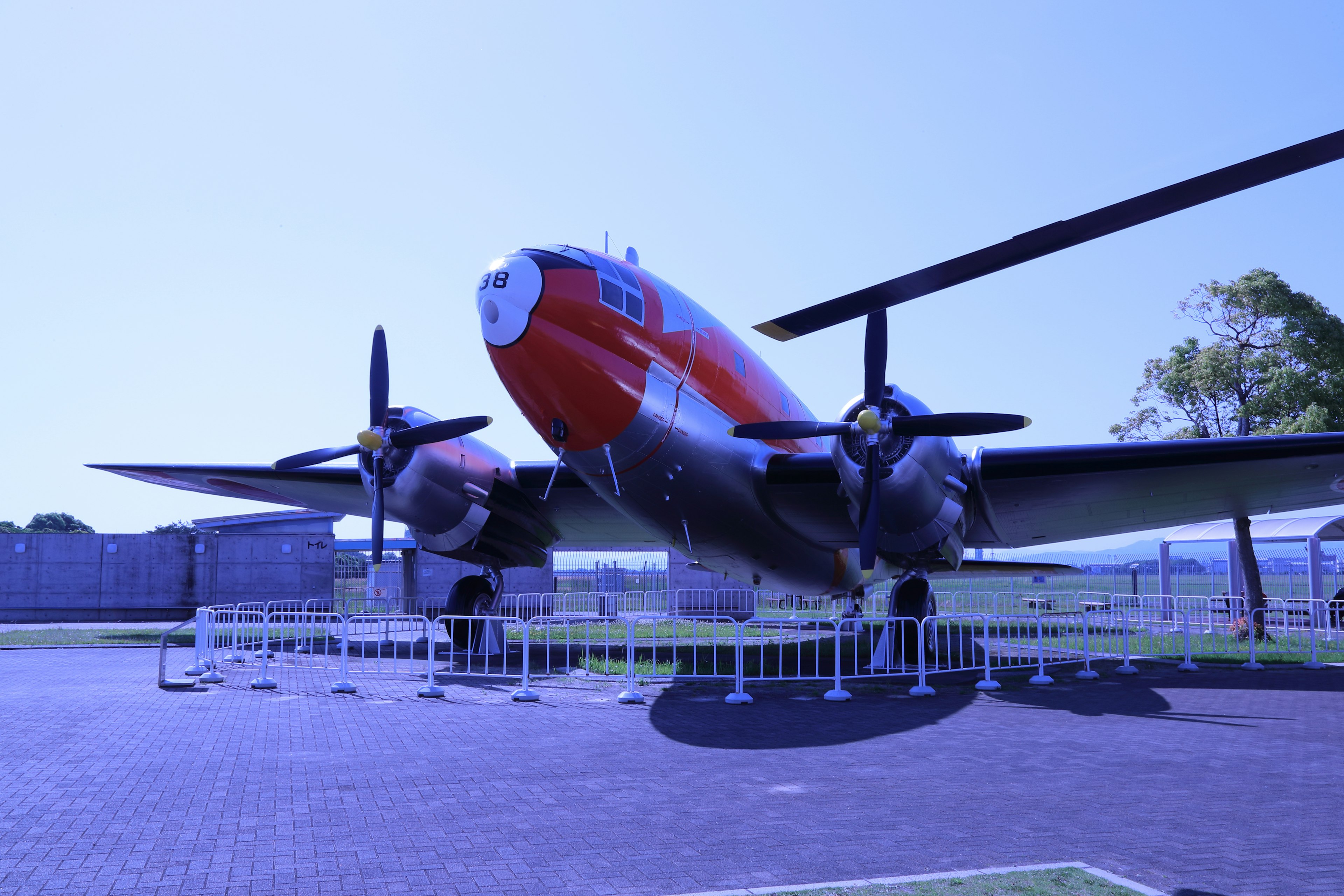 赤と黒の塗装が施された飛行機の前景