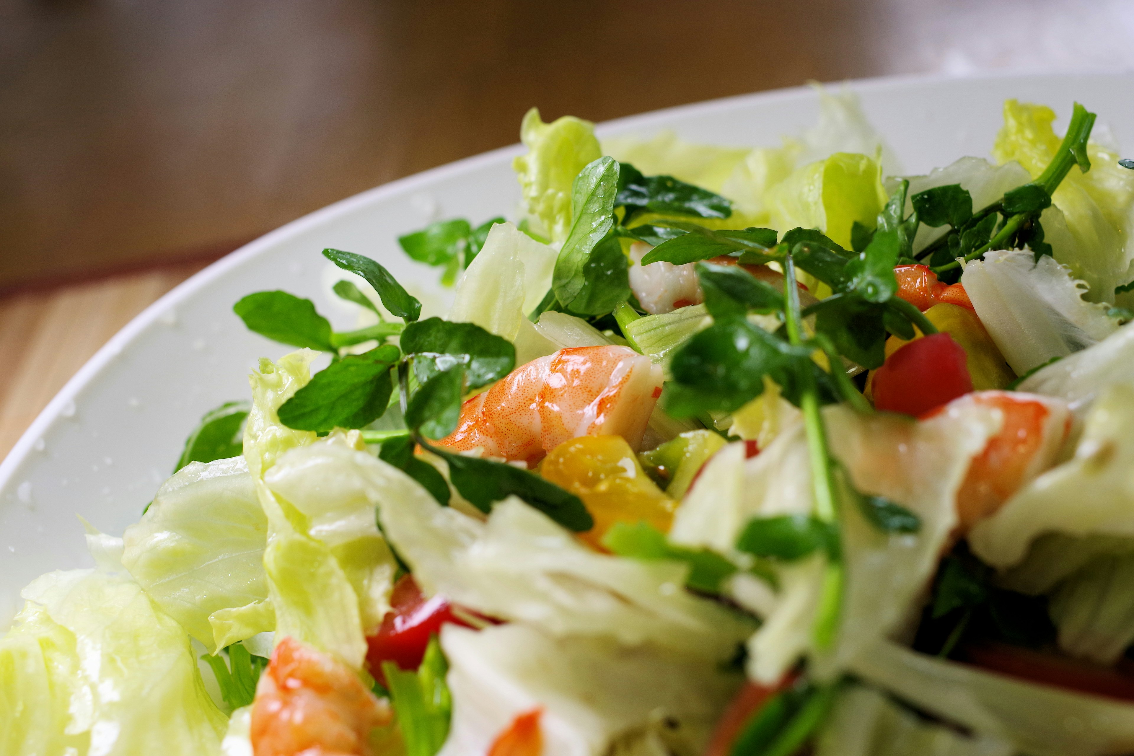 Salade de légumes frais et de crevettes servie dans une assiette