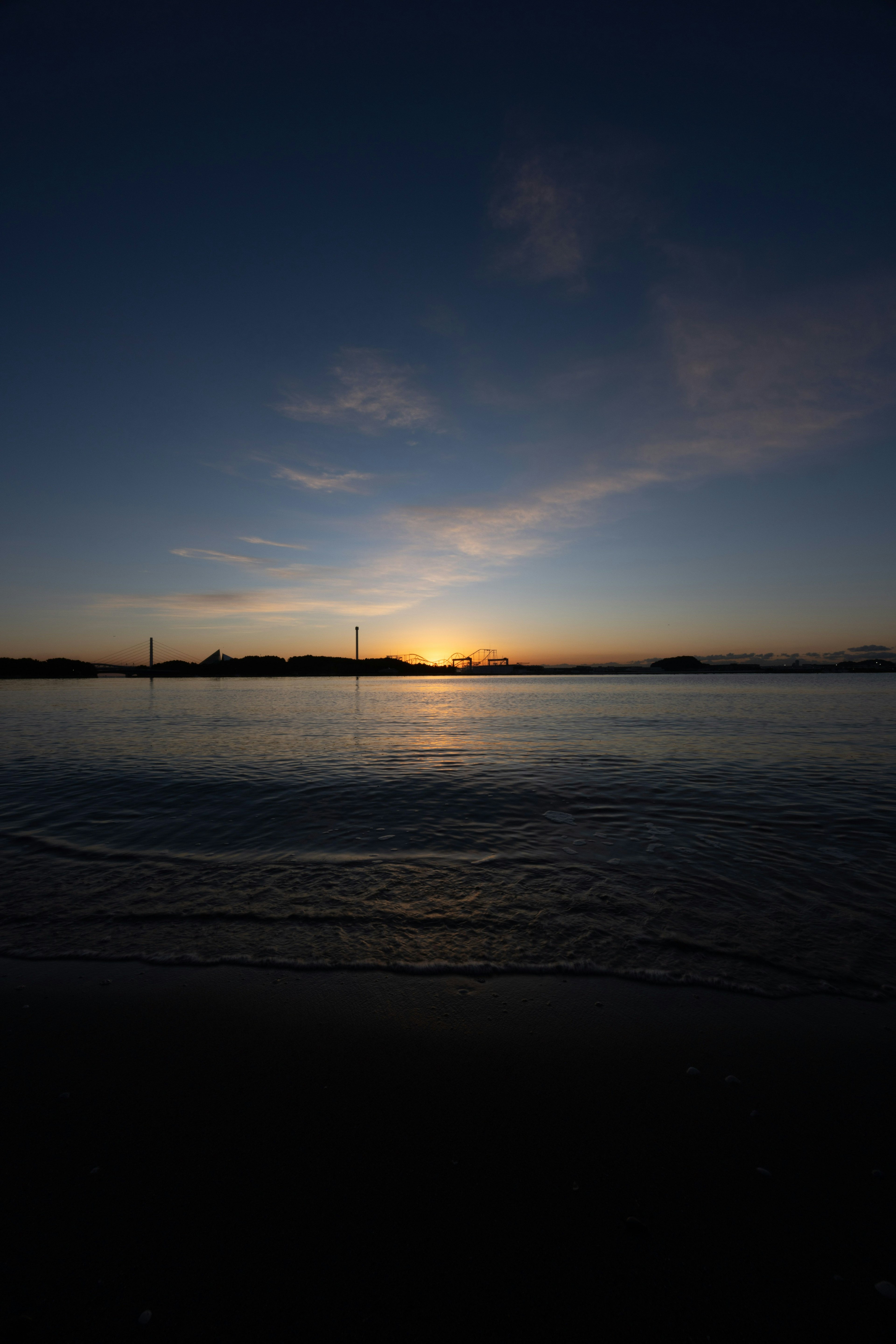 夕日が海に沈む美しい風景 静かな水面と青い空