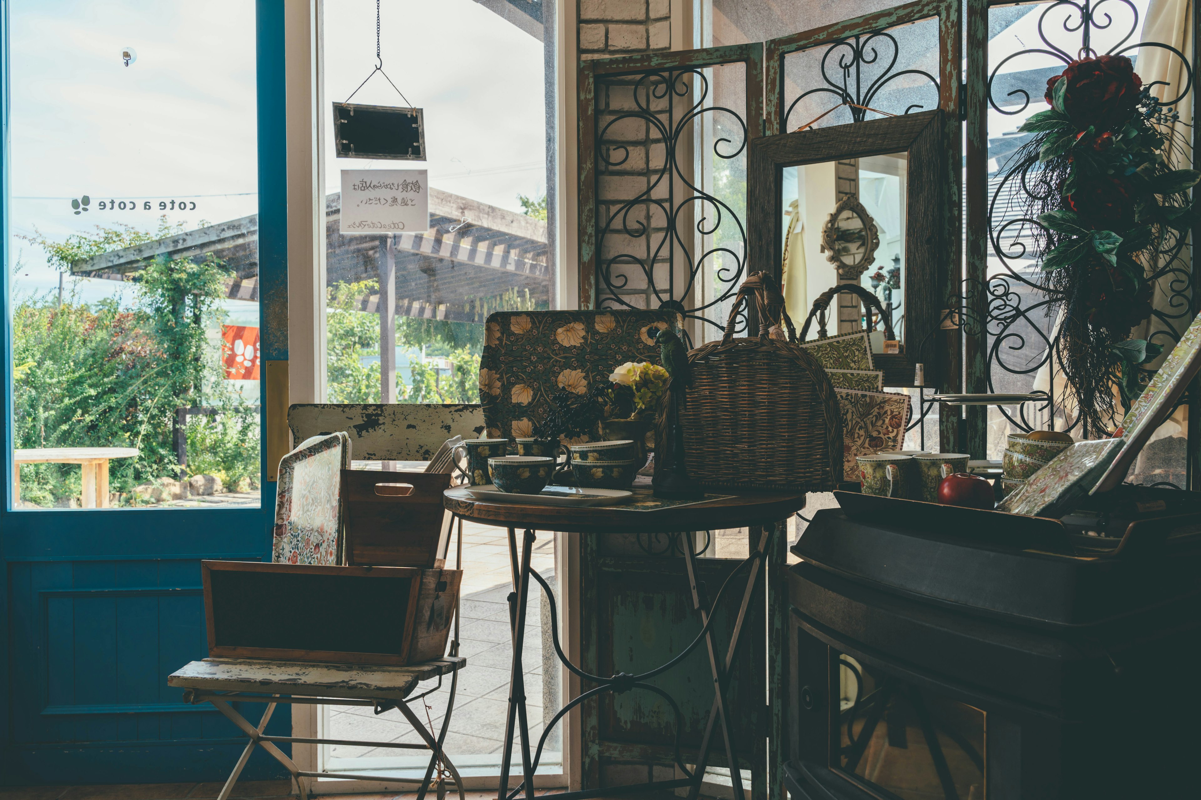 Scène intérieure d'un café avec des meubles et des décorations vintage