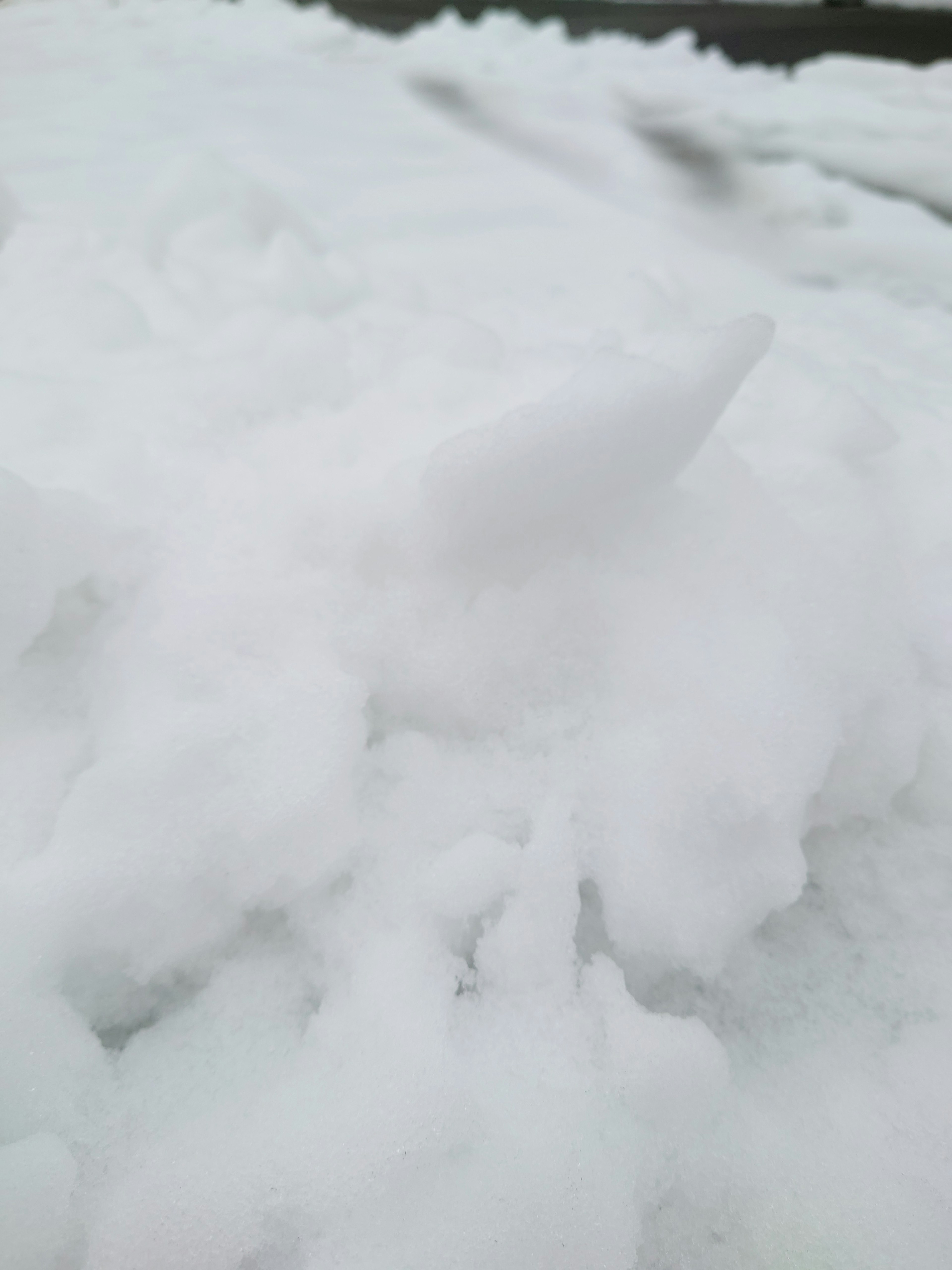 Nieve blanca cubriendo el suelo con un pequeño montículo