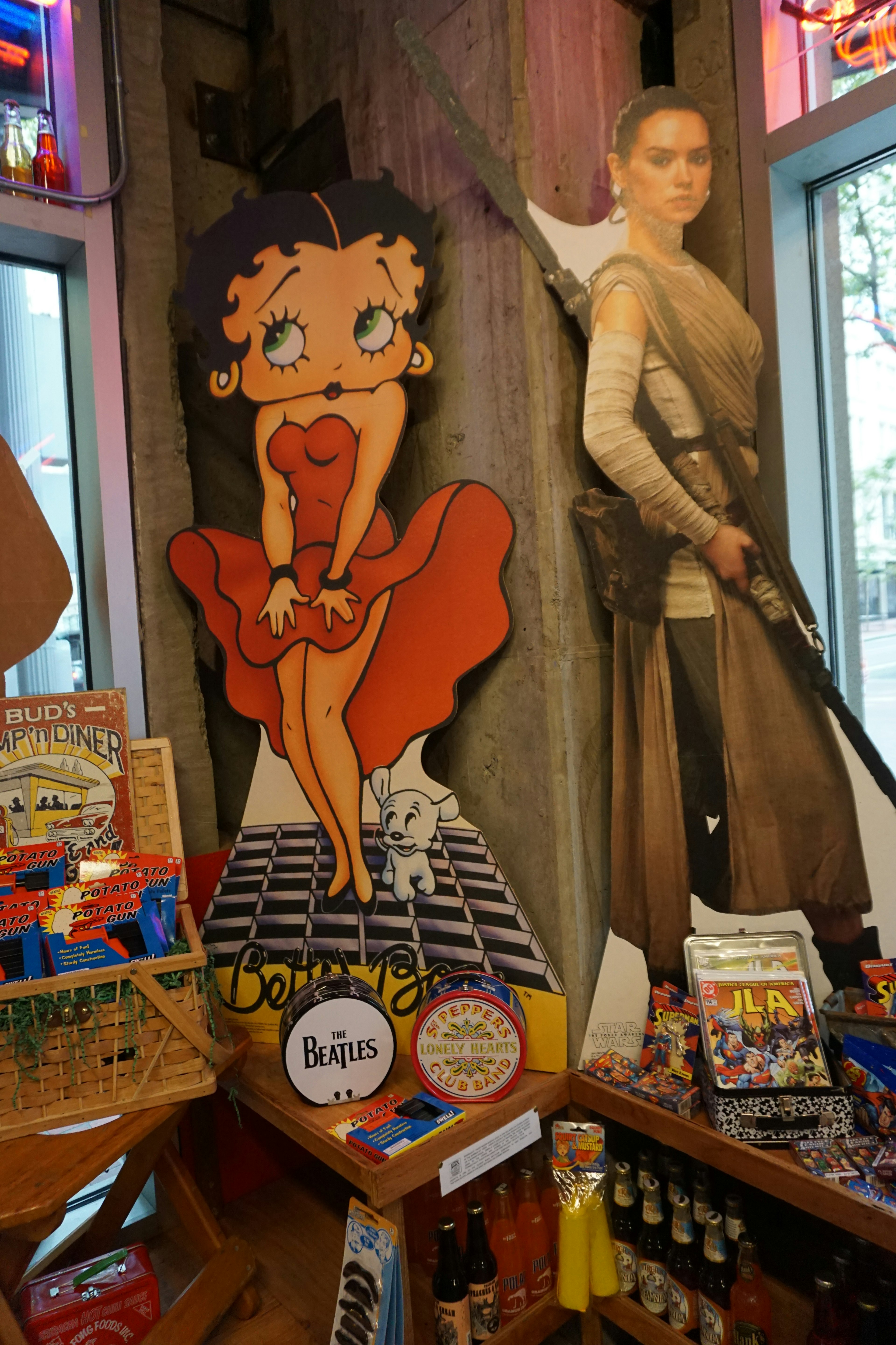 Coin de magasin coloré avec les personnages de Betty Boop et Rey