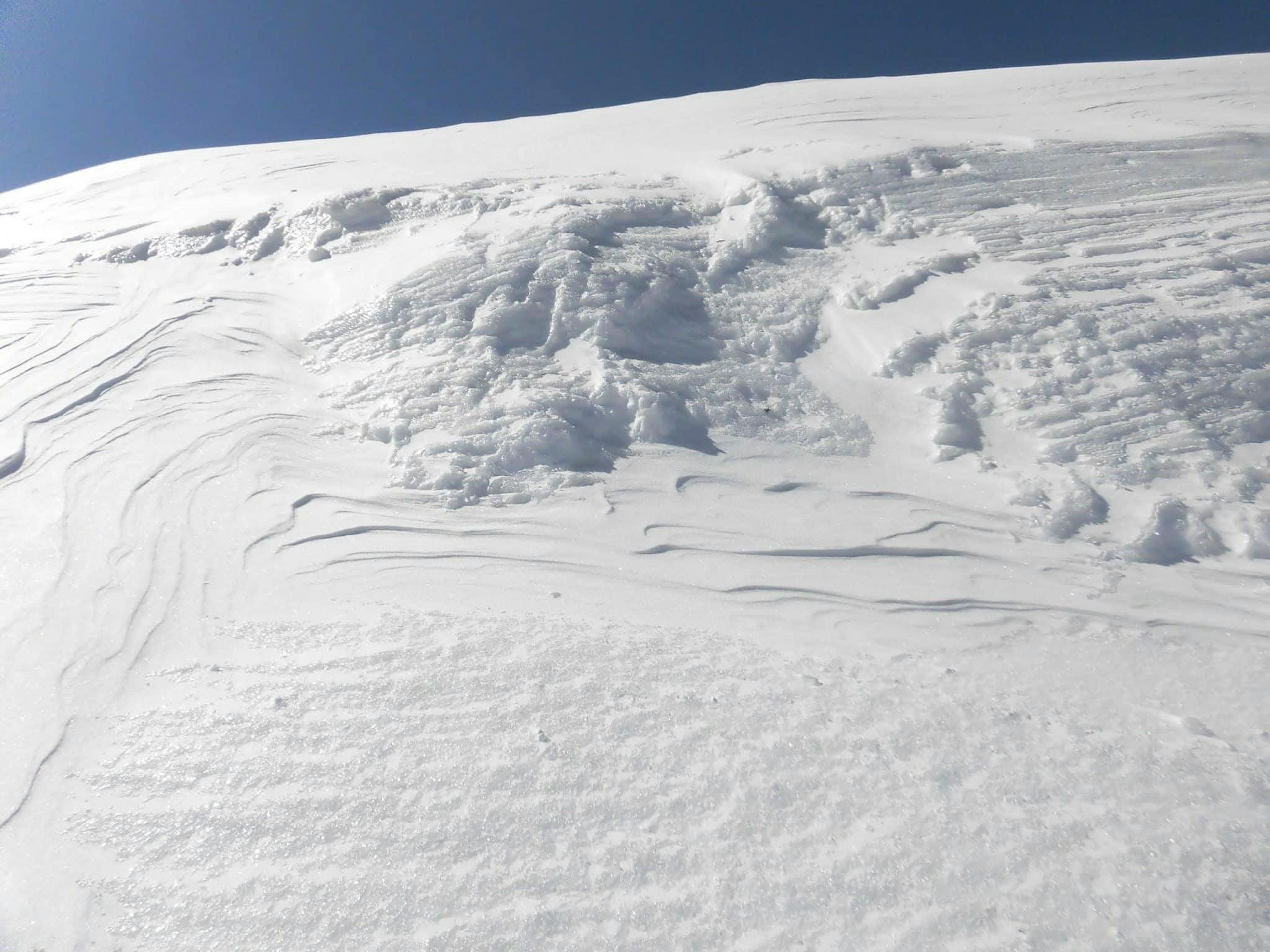 白い雪の斜面と青い空の風景