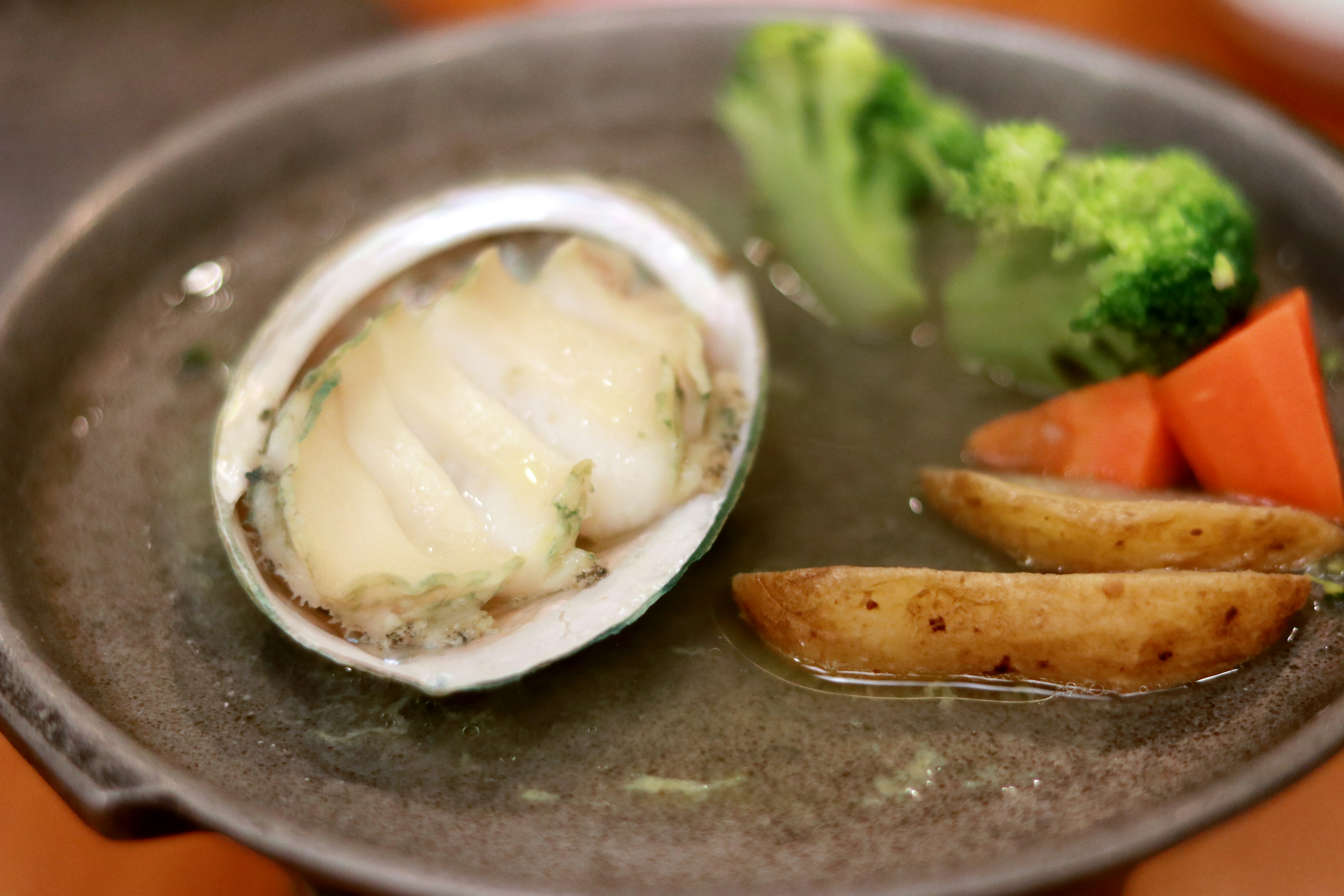 Plat de palourdes délicieux avec des accompagnements de brocoli et de carottes