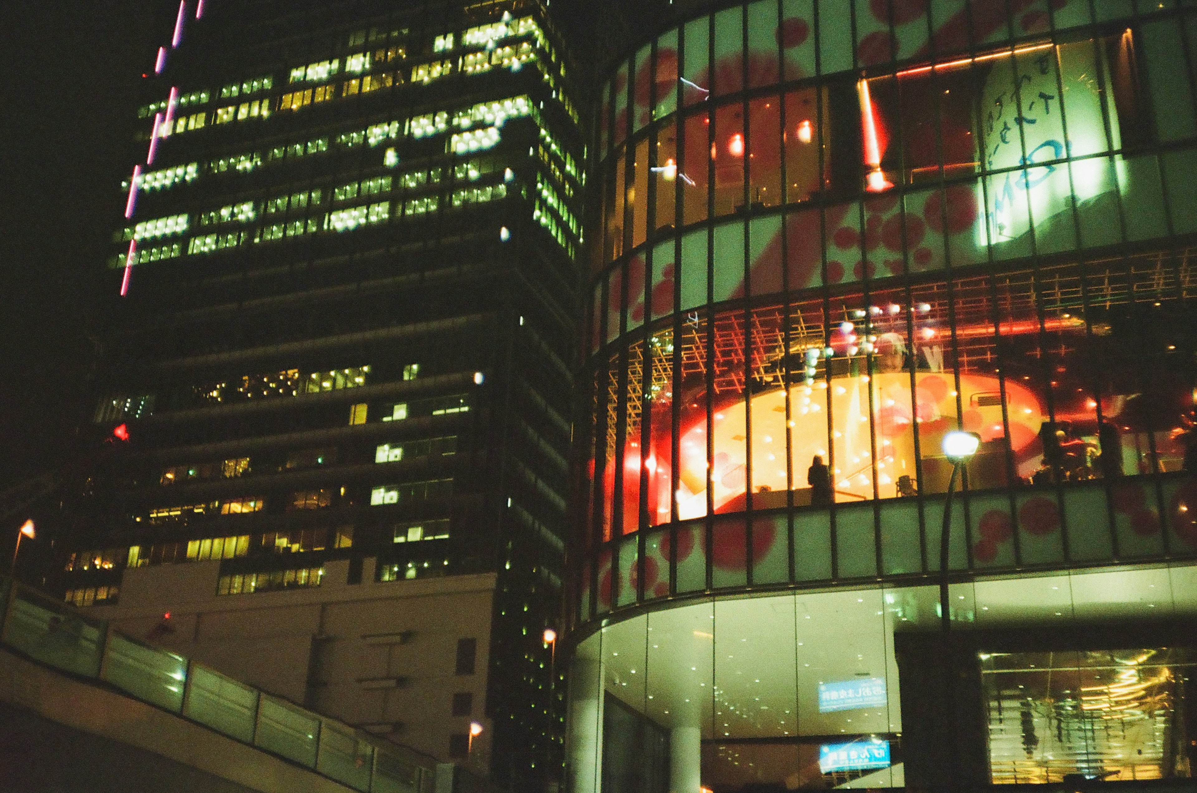 Edificios modernos iluminados por la noche con exhibiciones de ventanas coloridas