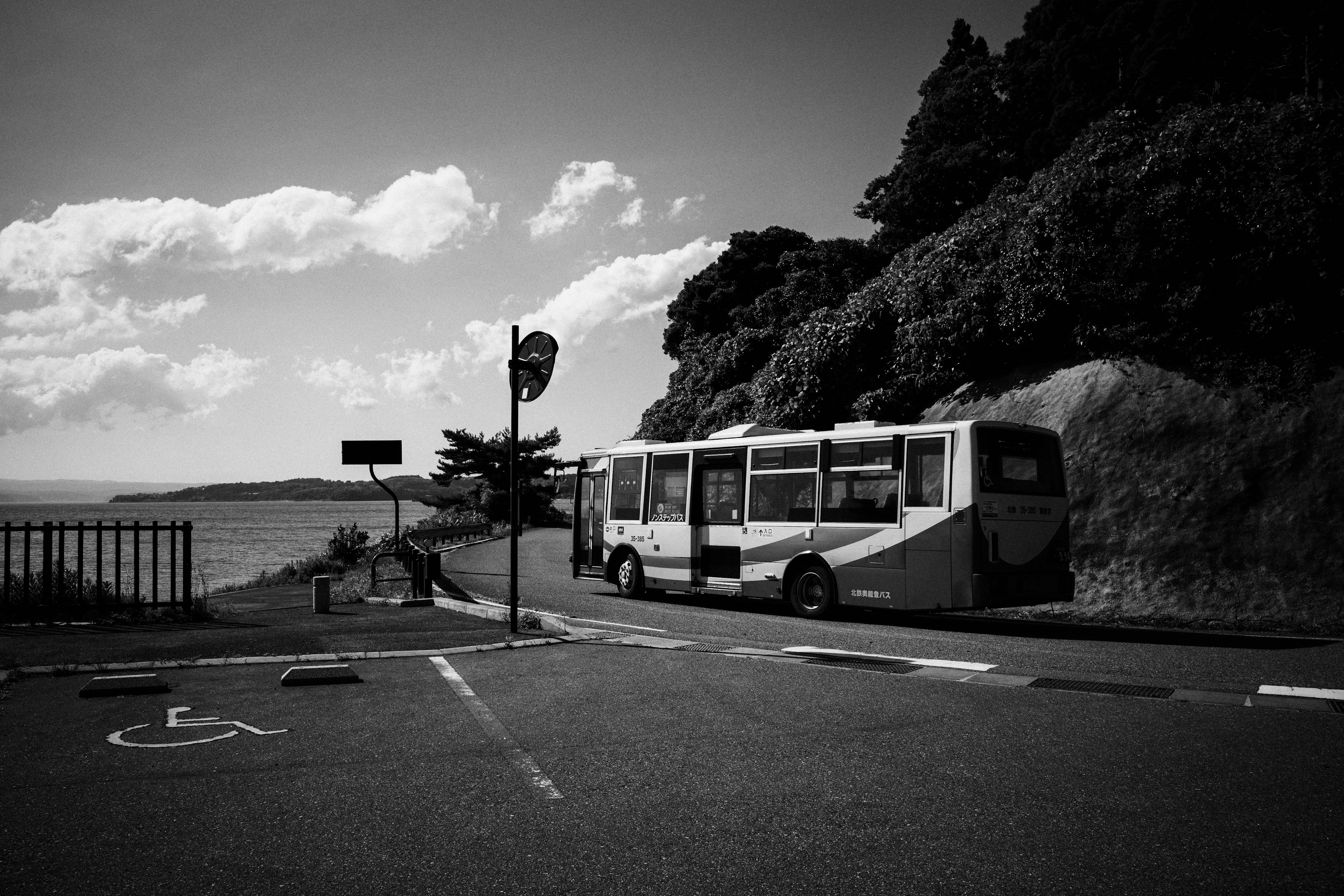 Autobús estacionado a lo largo de la costa con vista al cielo azul