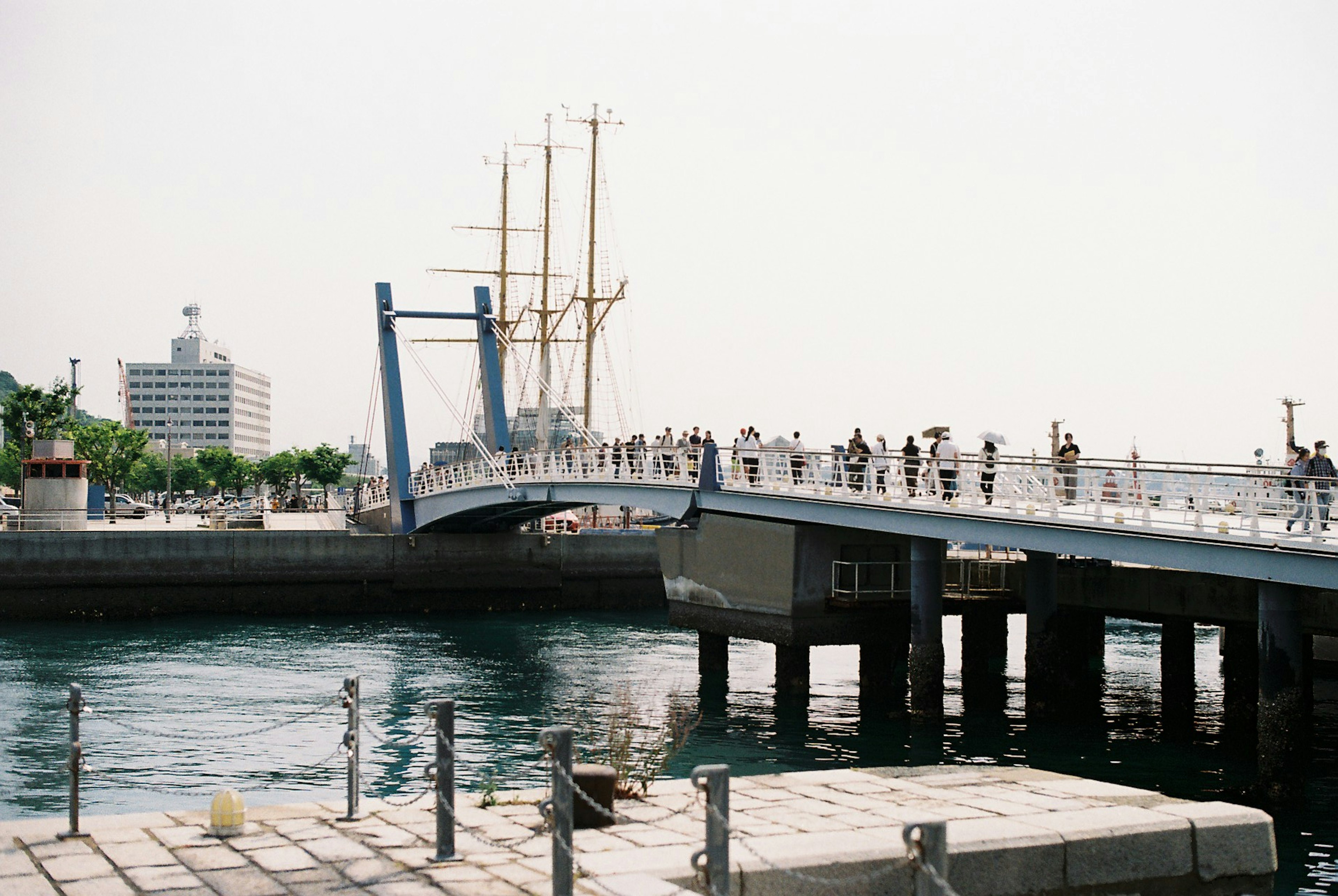 ทิวทัศน์ท่าเรือที่มีสะพานสีน้ำเงินและเรือหนึ่งลำ