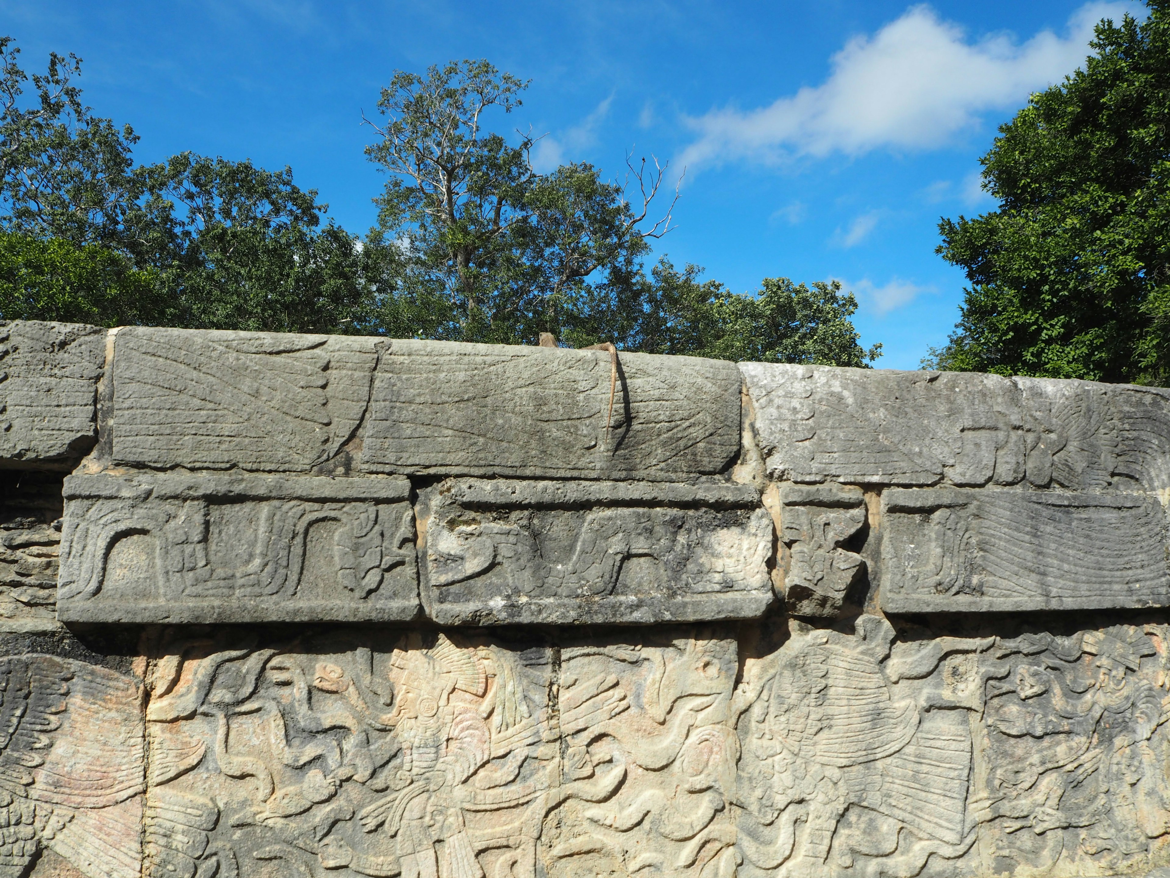 Muro di pietra antico con iscrizioni e motivi scolpiti