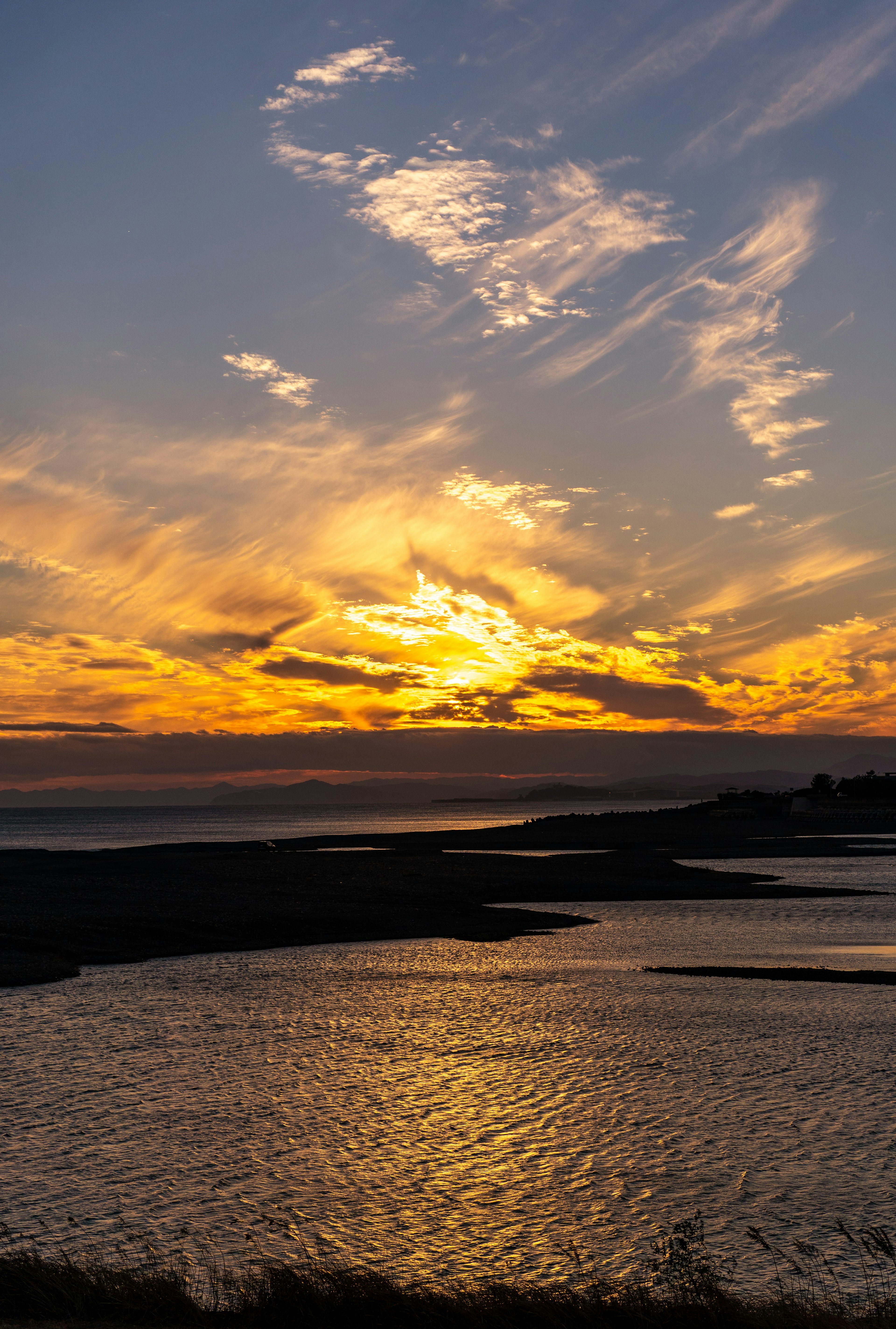 Magnifique coucher de soleil sur la mer avec des nuages