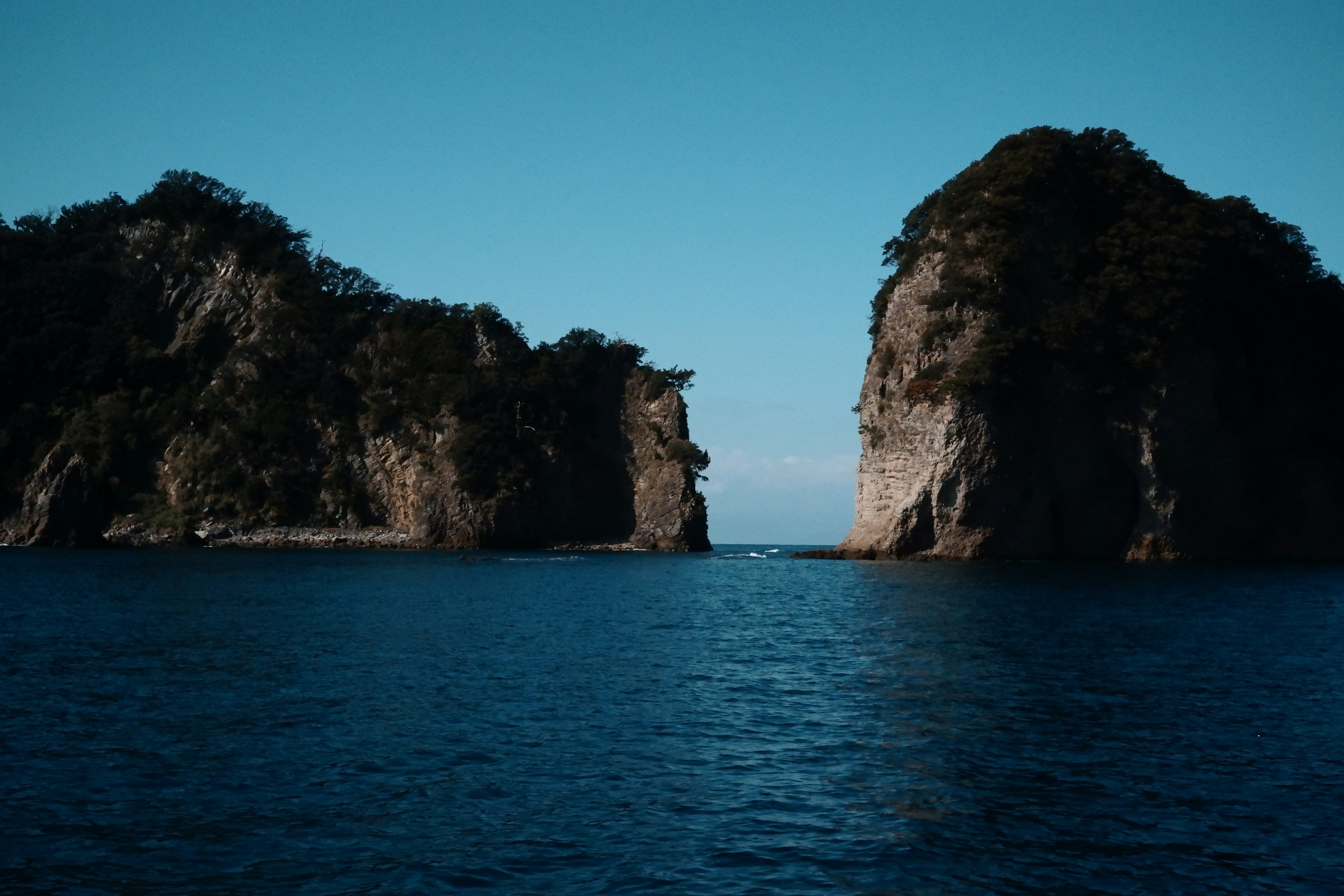 青い海と岩の間にある景色