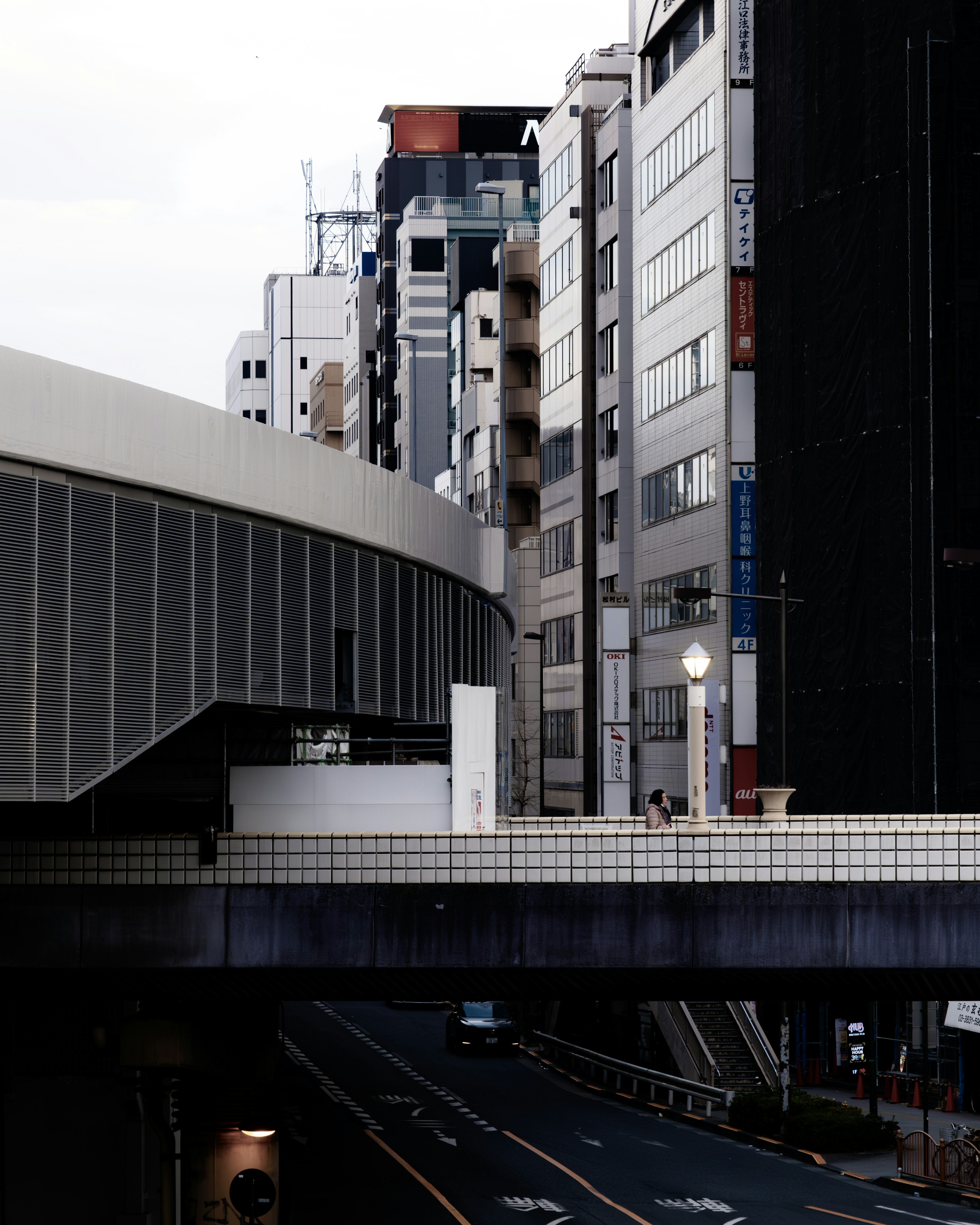 Paesaggio urbano con edifici moderni e strade e ponti che si incrociano