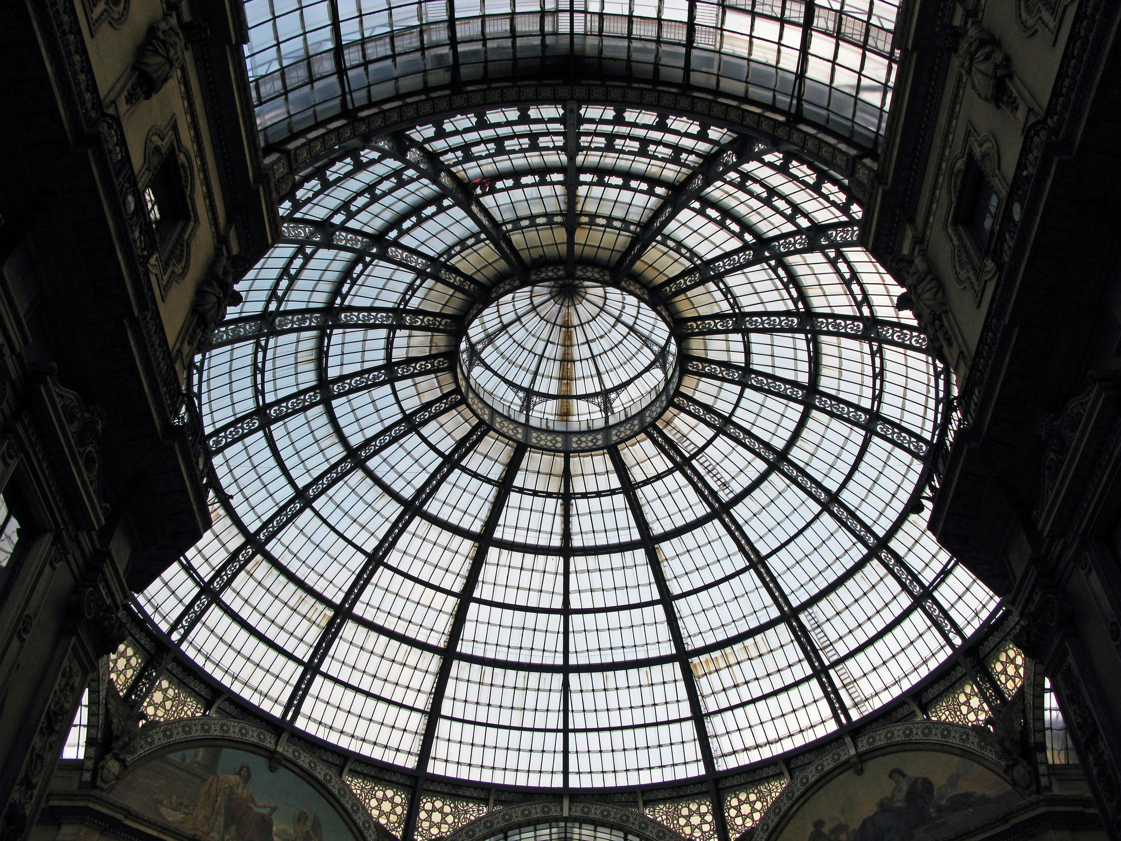 Vista di un bellissimo soffitto in vetro a forma di cupola dal basso