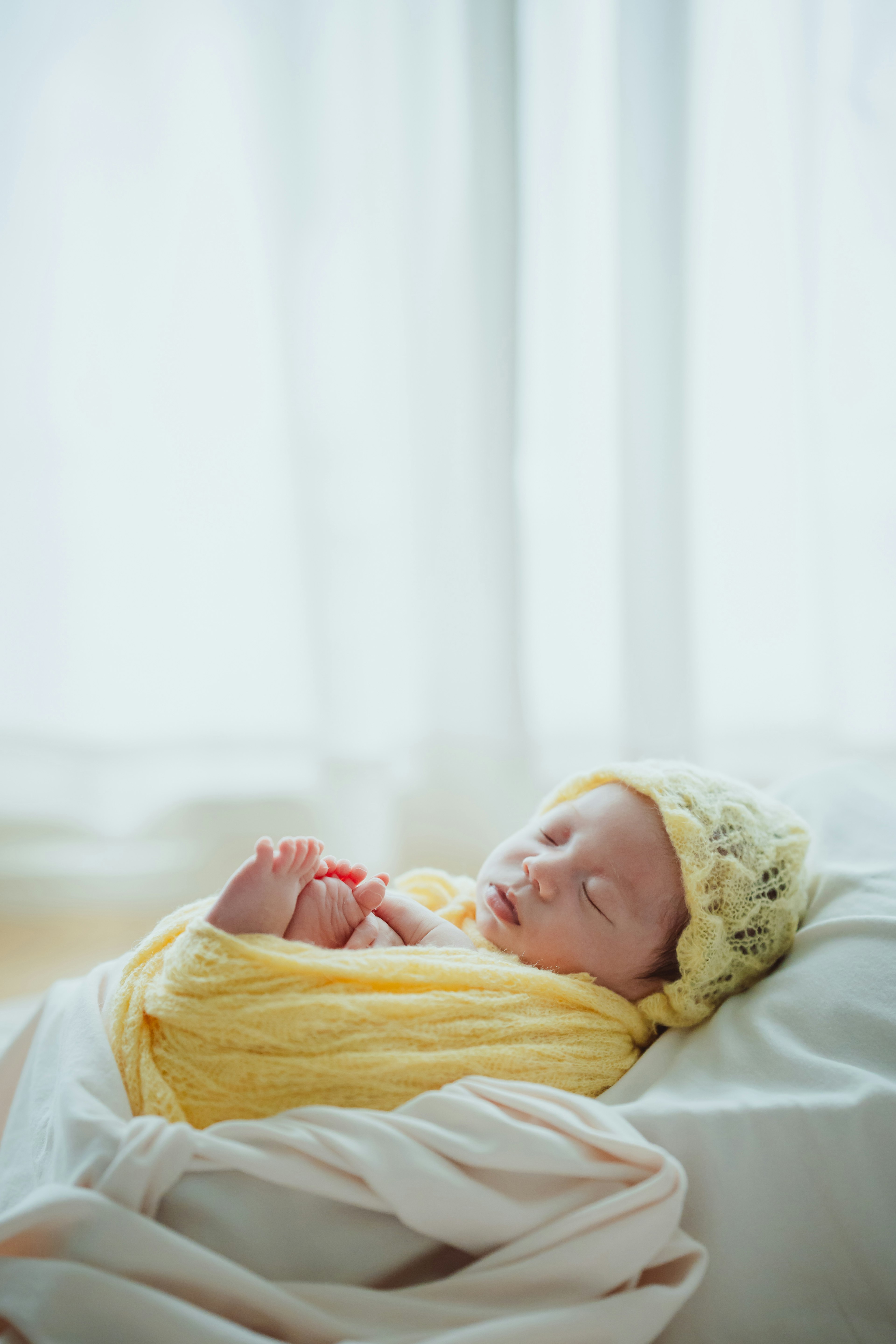 Ein friedliches Baby, das in eine gelbe Decke gewickelt ist und friedlich schläft