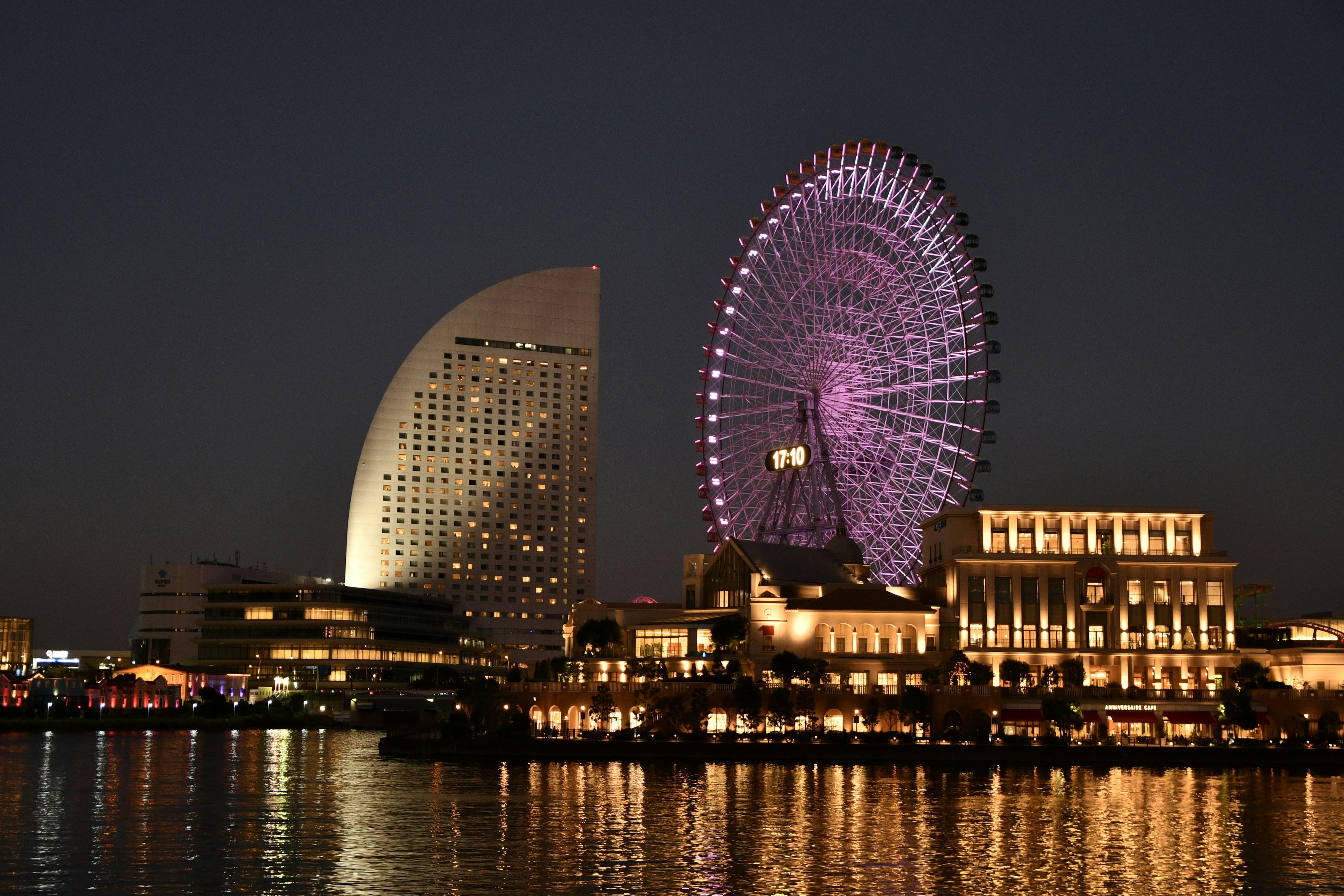 Bella vista notturna di Yokohama con una ruota panoramica e edifici moderni