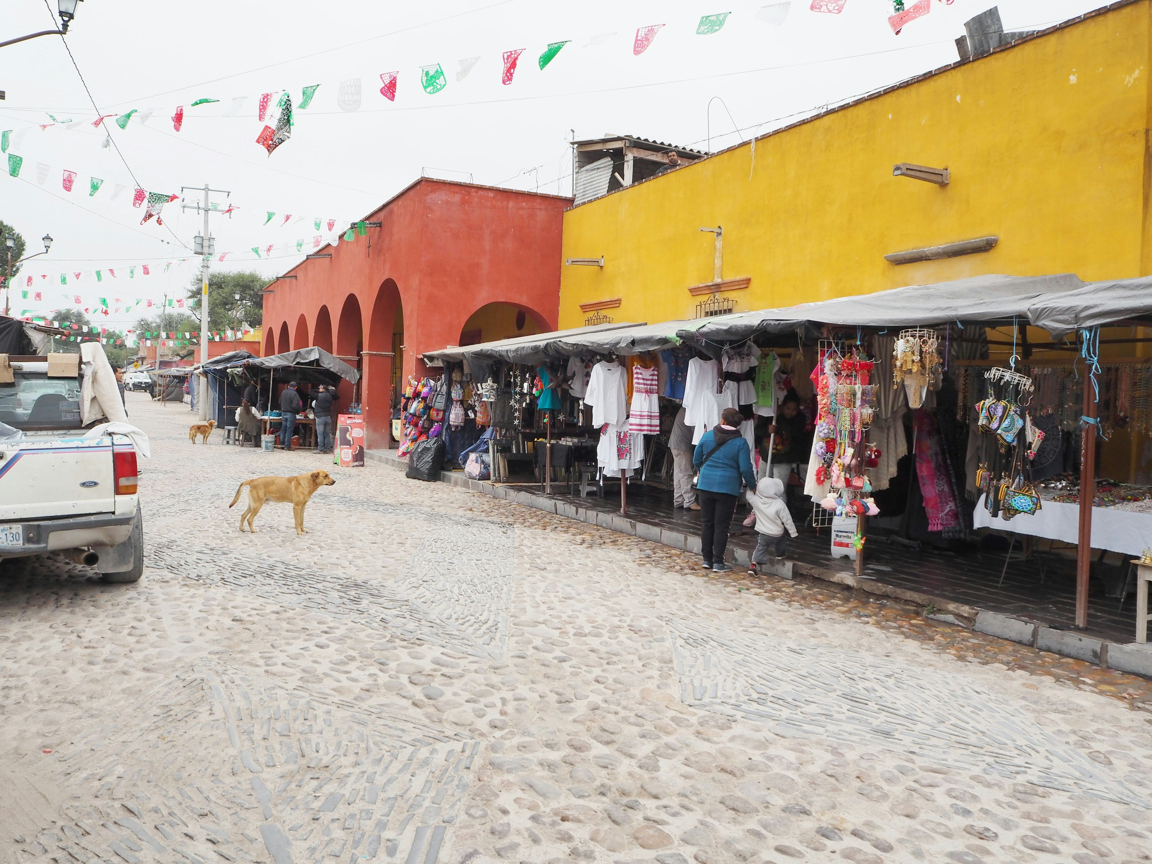 Lebendige Marktszene mit bunten Gebäuden in Mexiko