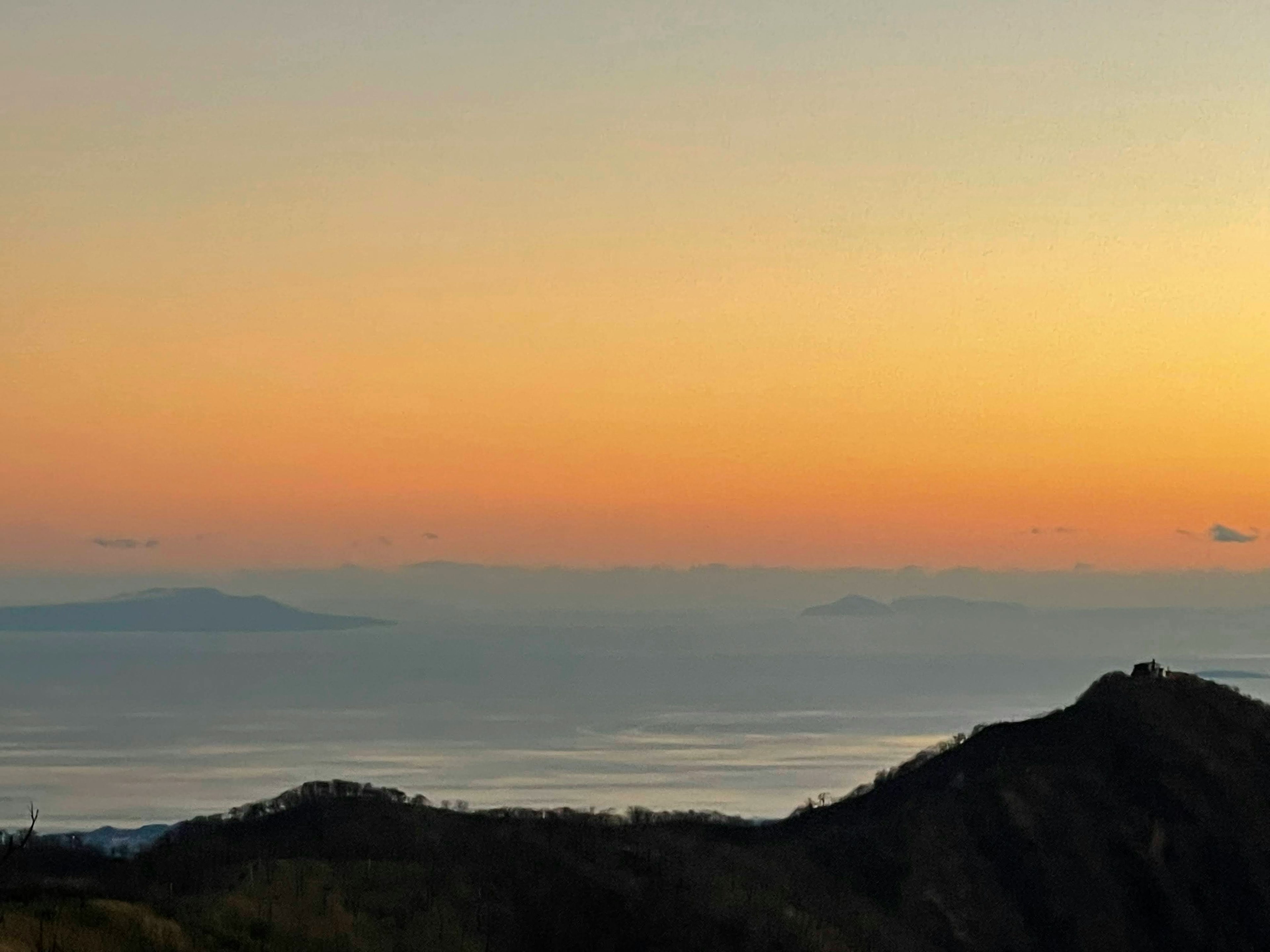 Hermoso paisaje de atardecer con montañas y mar