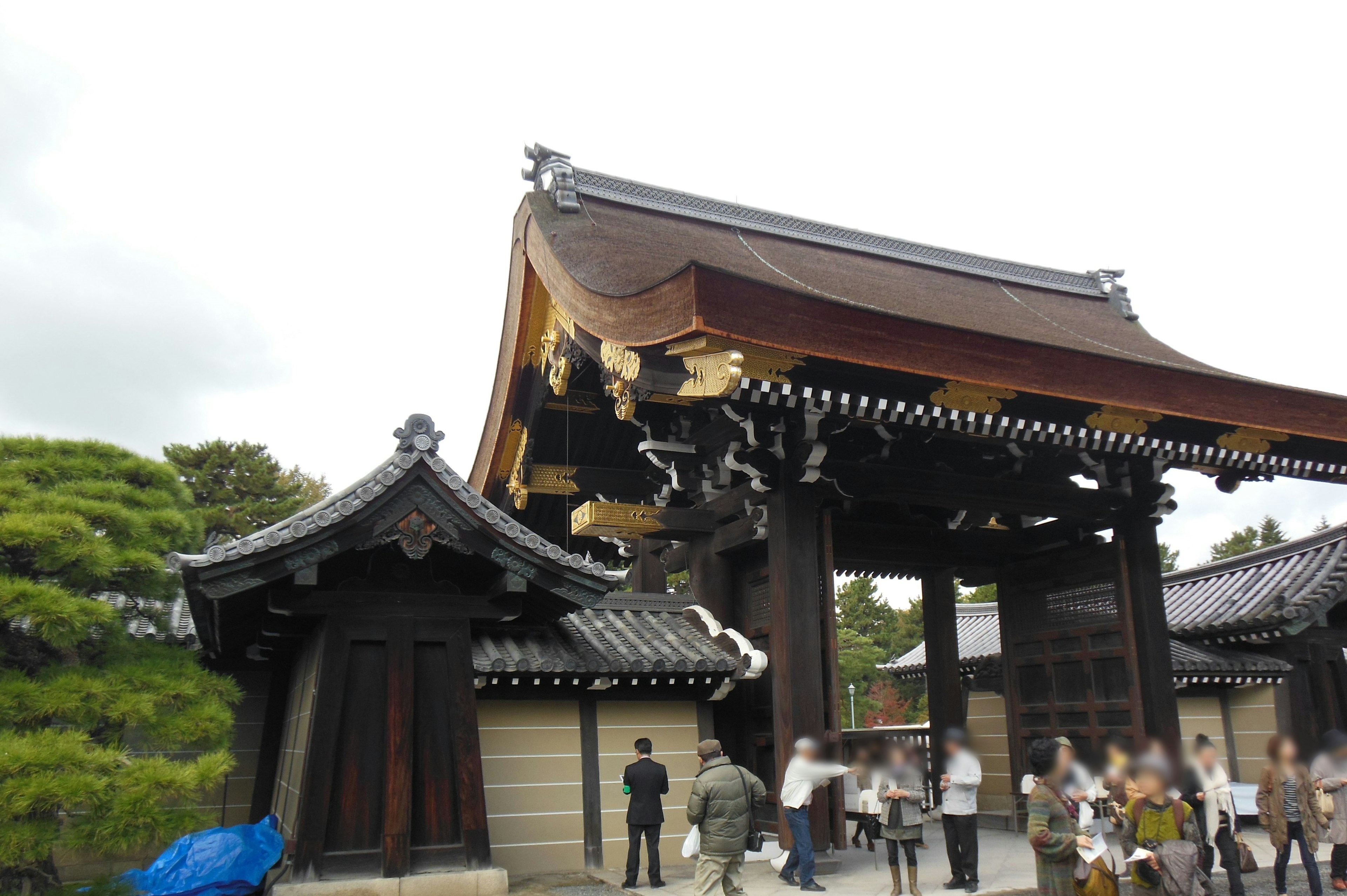 Puerta de un templo tradicional en Kioto con visitantes alrededor