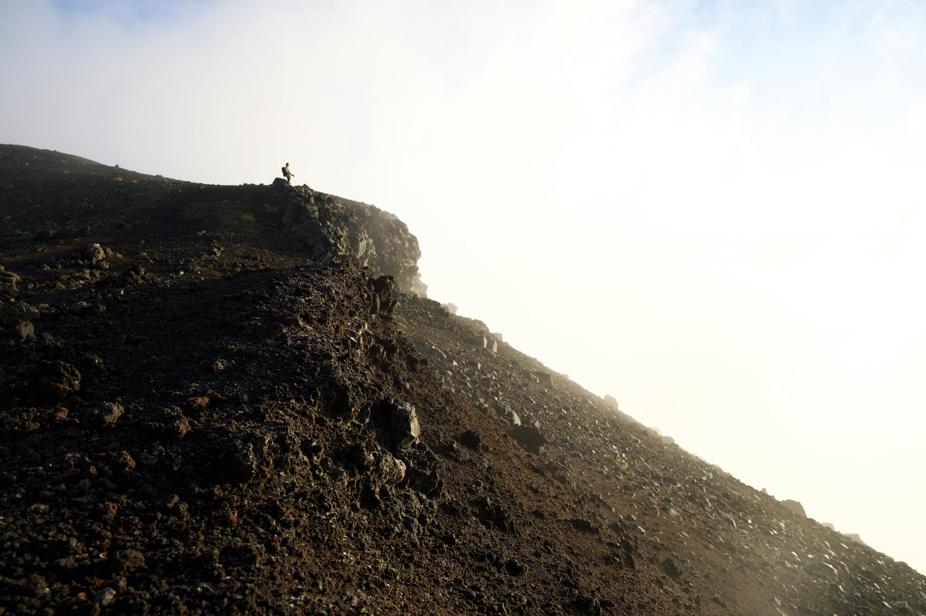 Crête montagneuse avec des rochers enveloppés de brouillard