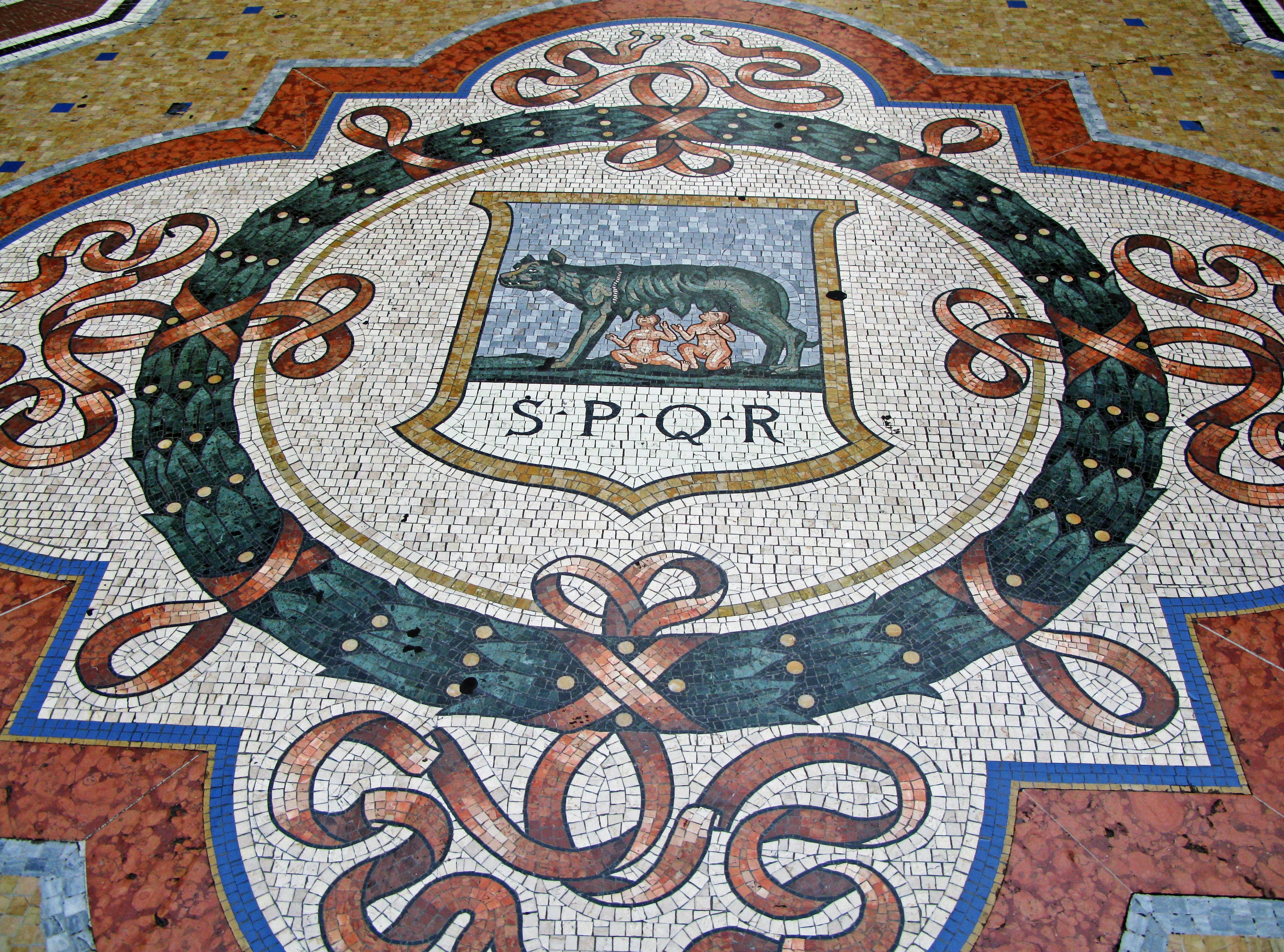 Mosaikboden mit dem SPQR-Wappen und kreisförmigem Design