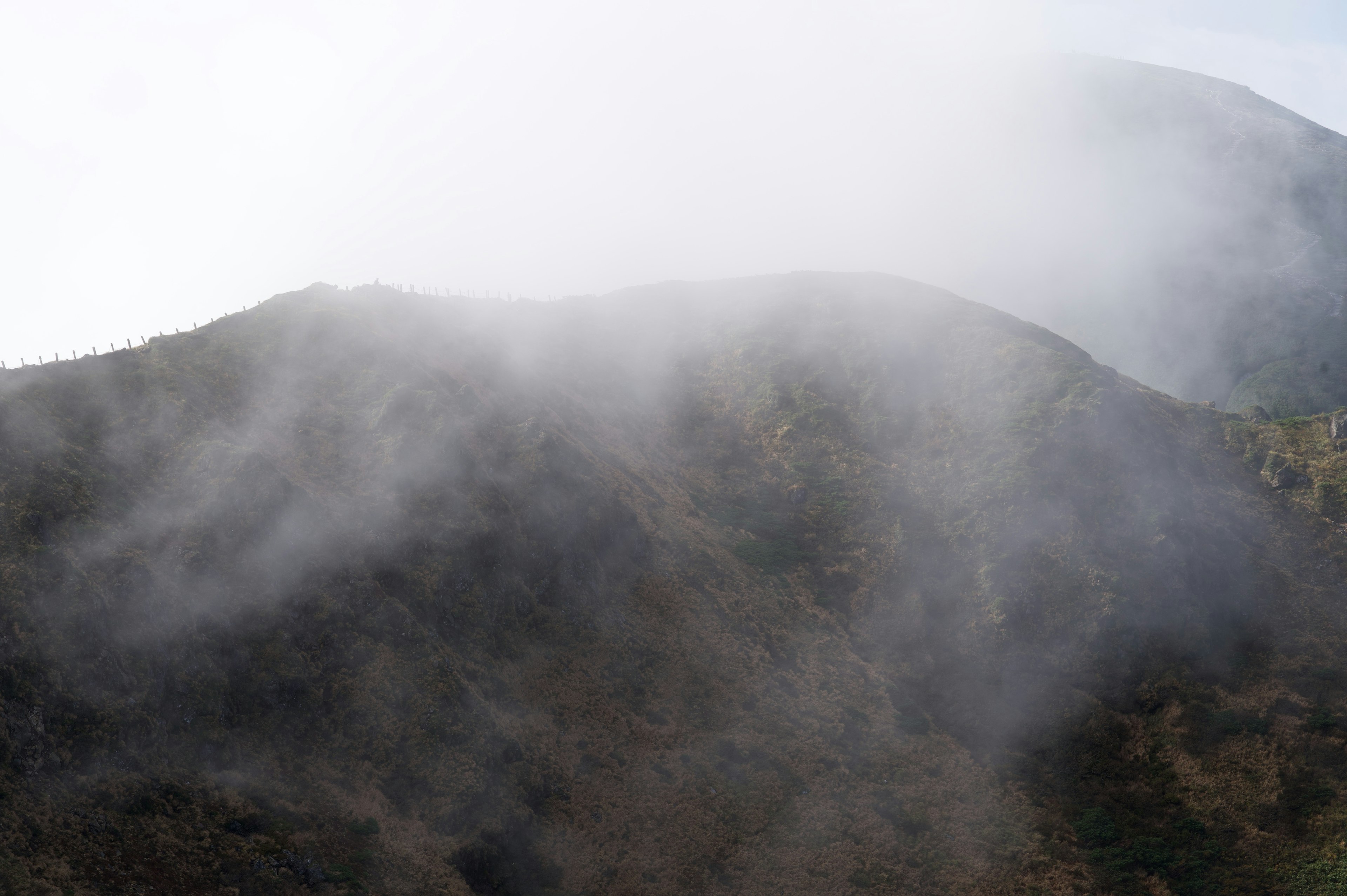 被雾气笼罩的山脉风景