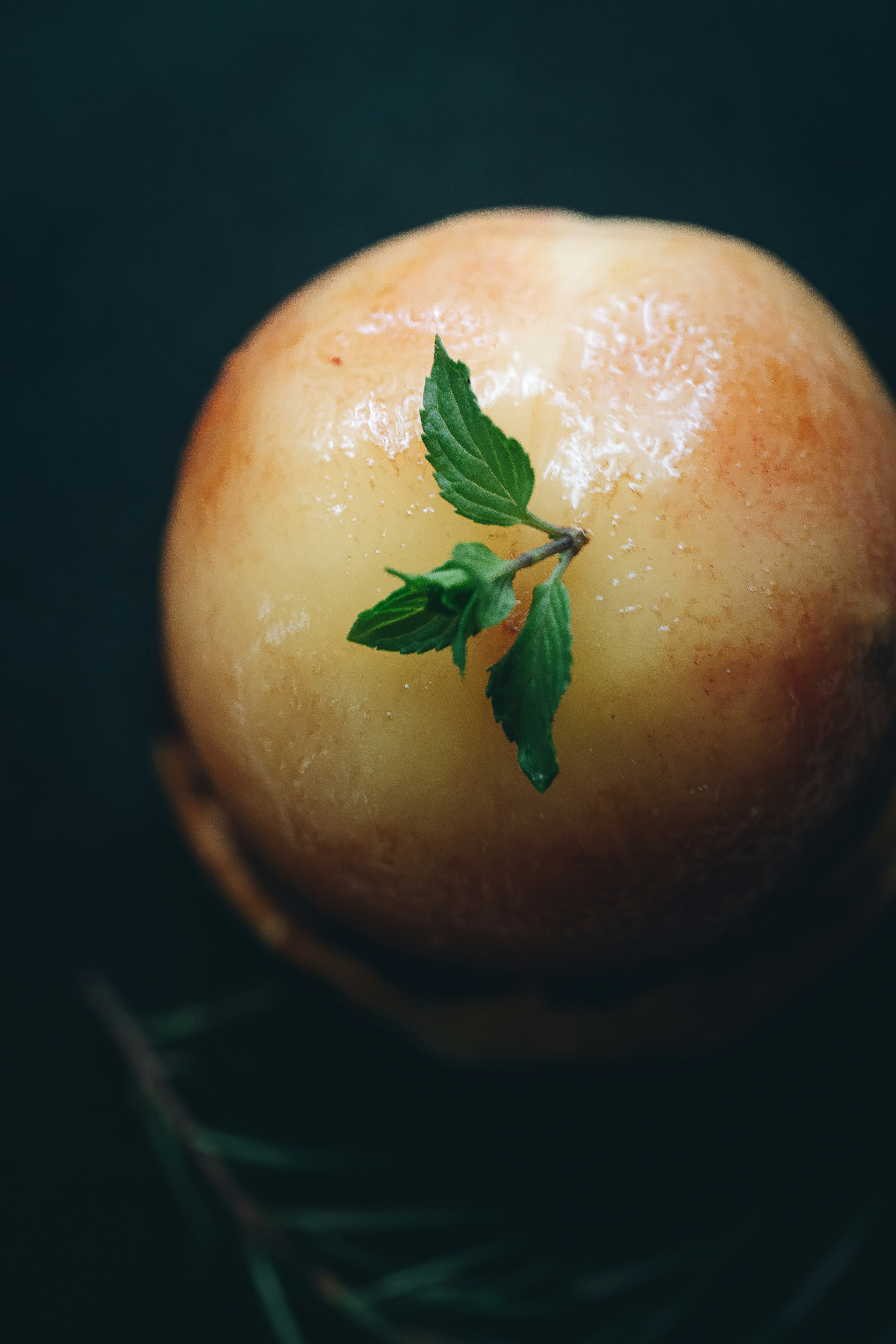 Vue du dessus d'un fruit jaunâtre avec une feuille verte dessus