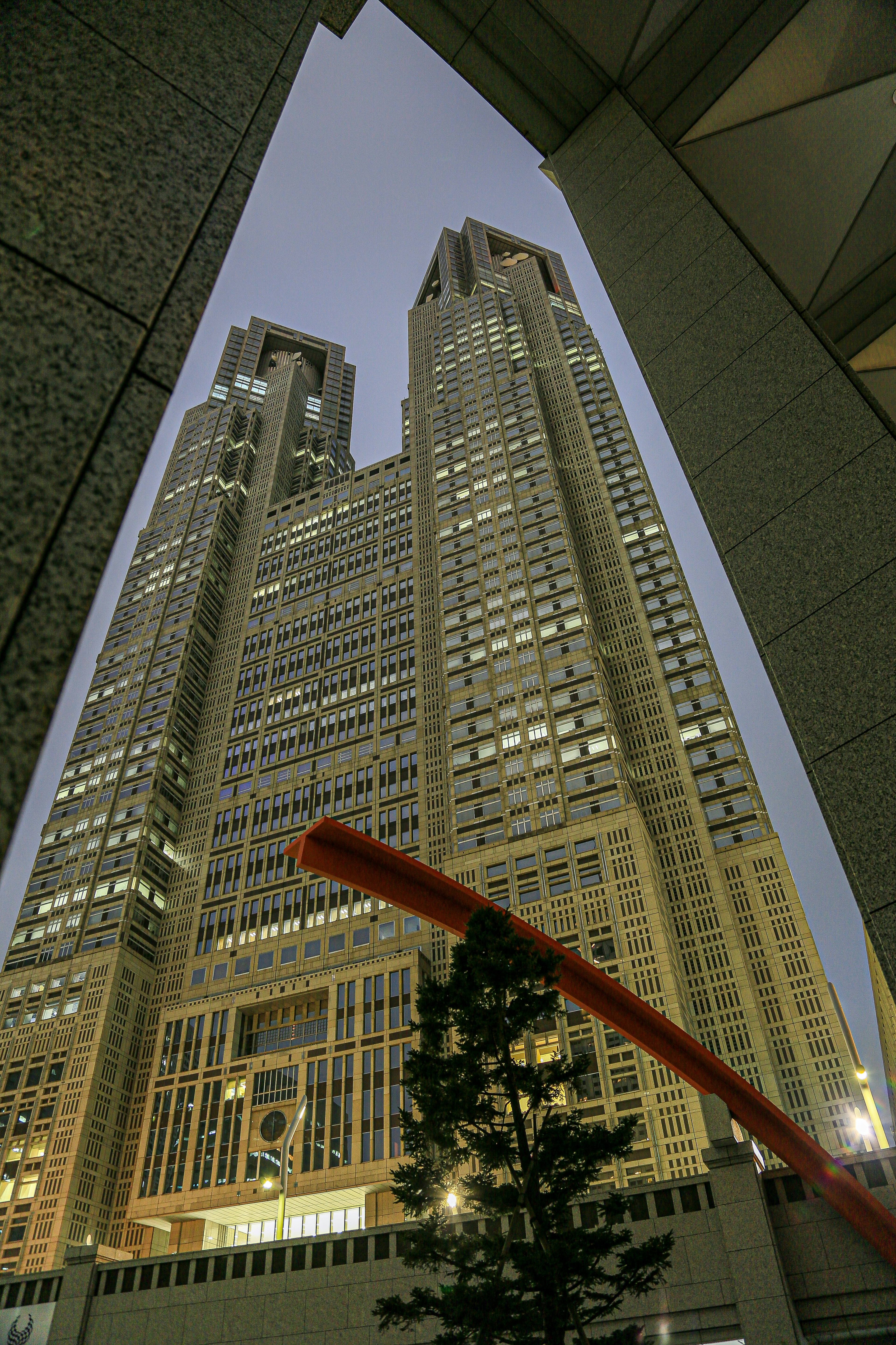 Vista notturna di grattacielo a Tokyo con barriera rossa