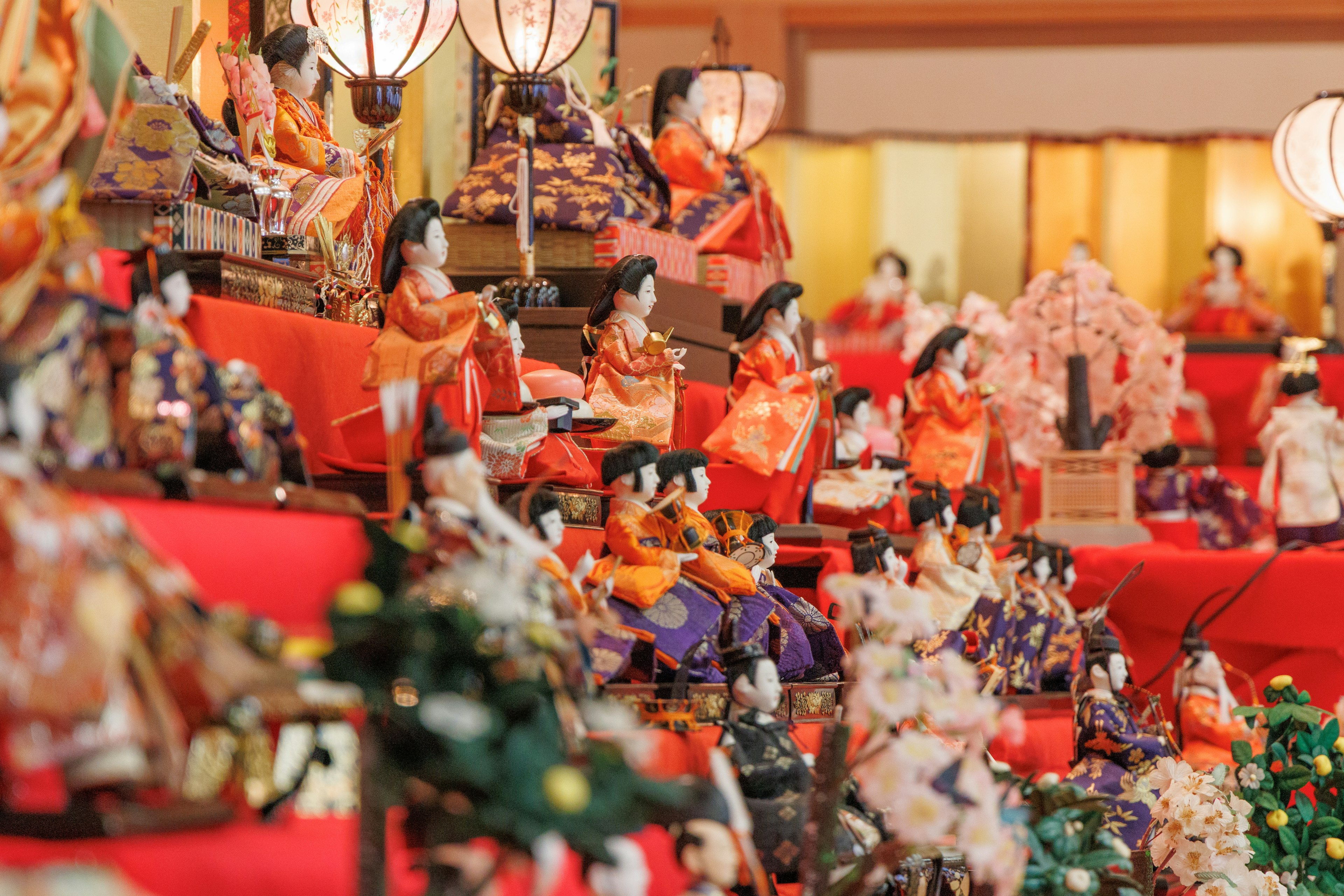 ตุ๊กตาสีสันสดใสที่จัดเรียงสำหรับเทศกาล Hinamatsuri