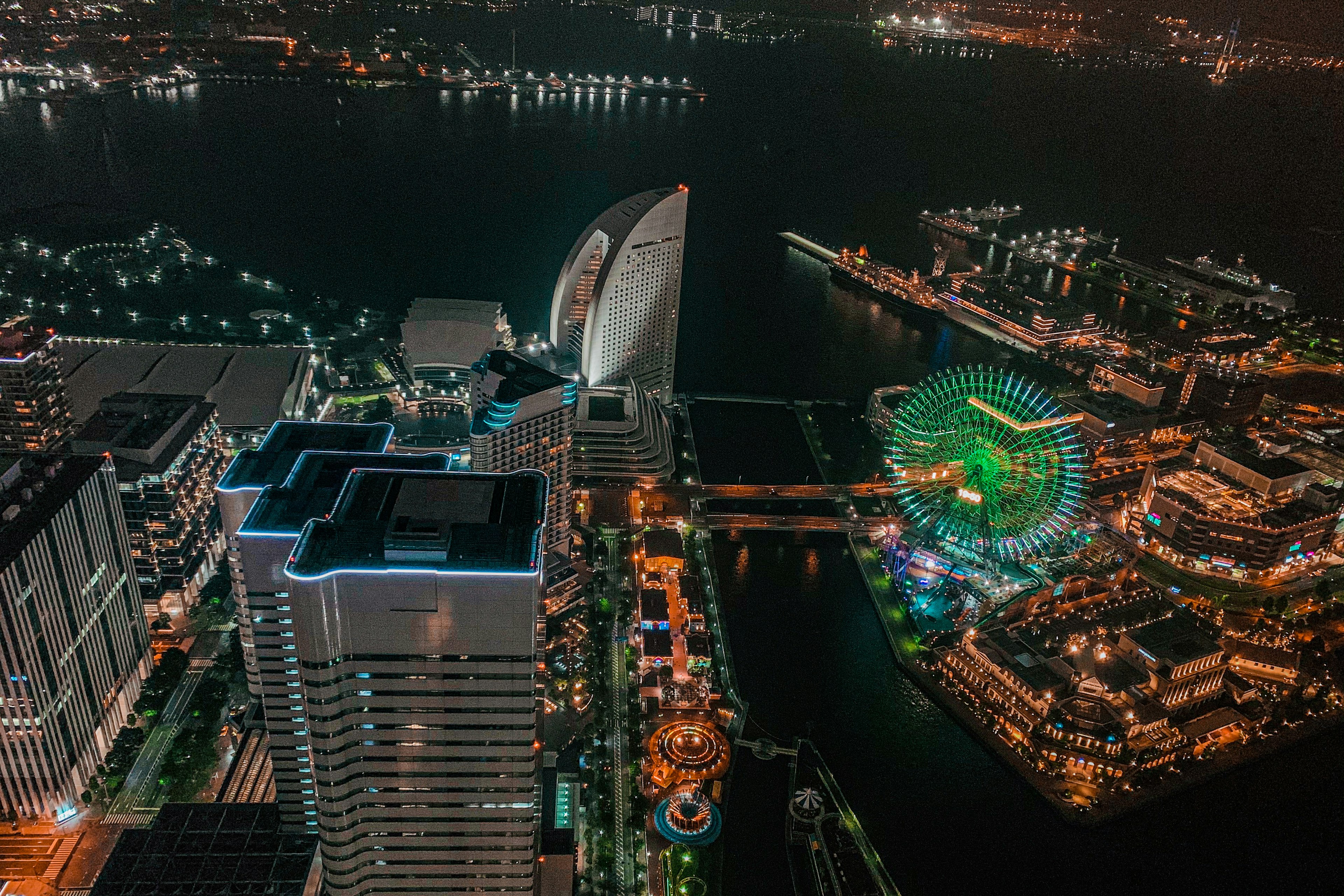 横浜の夜景、近代的な建物と観覧車が見える