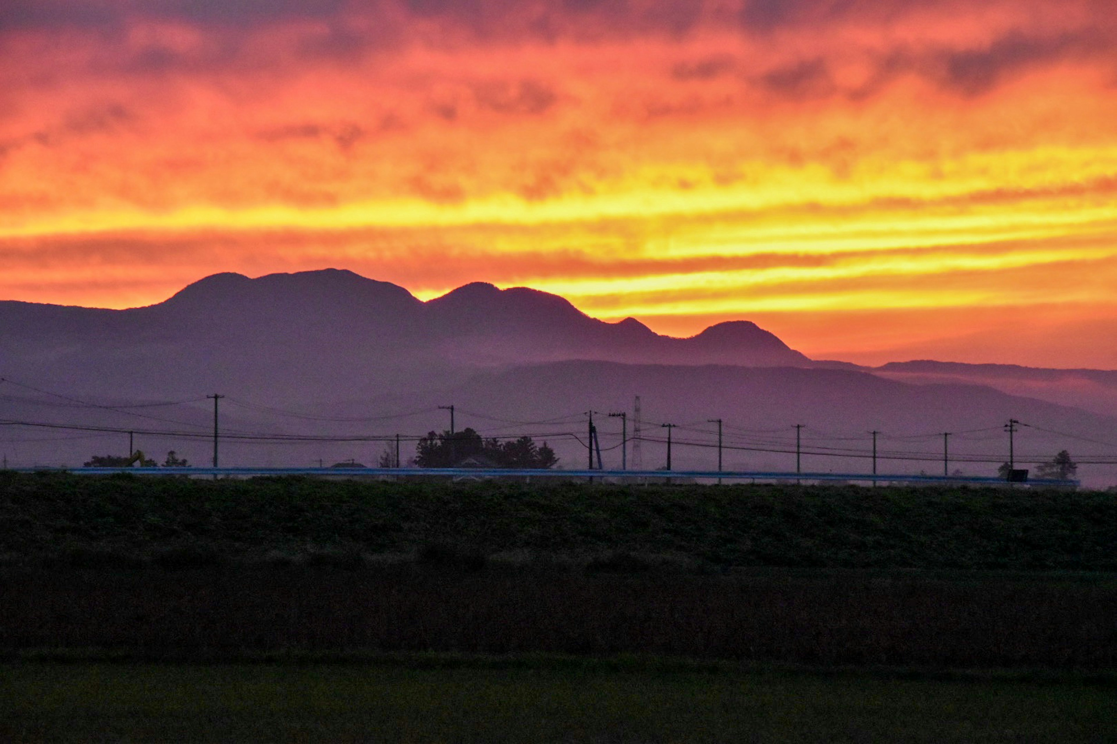 美しい夕焼けの空と山々のシルエット