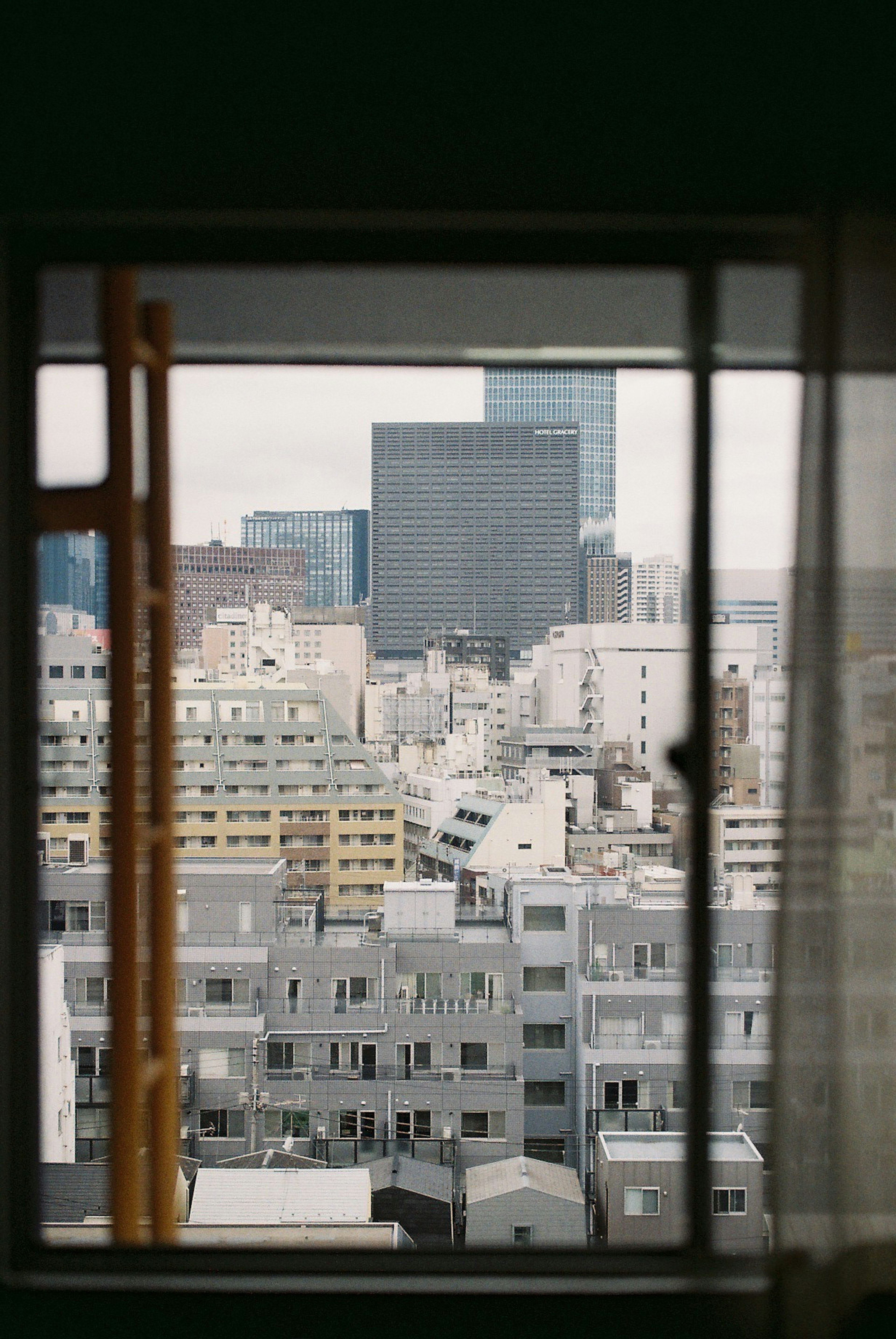 窓越しに見える東京のビル群と街並み