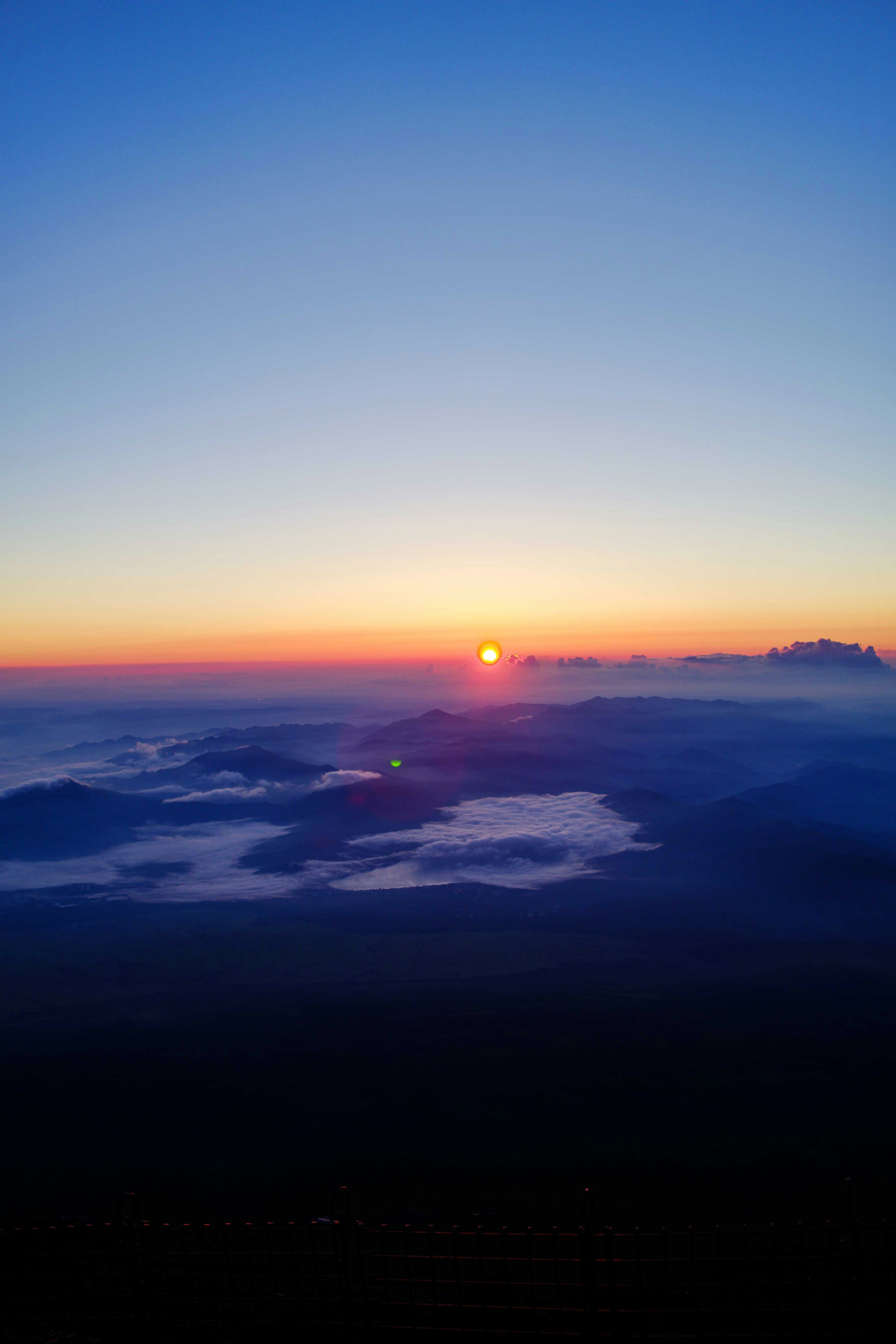 美麗的日出景觀，山脈和雲層