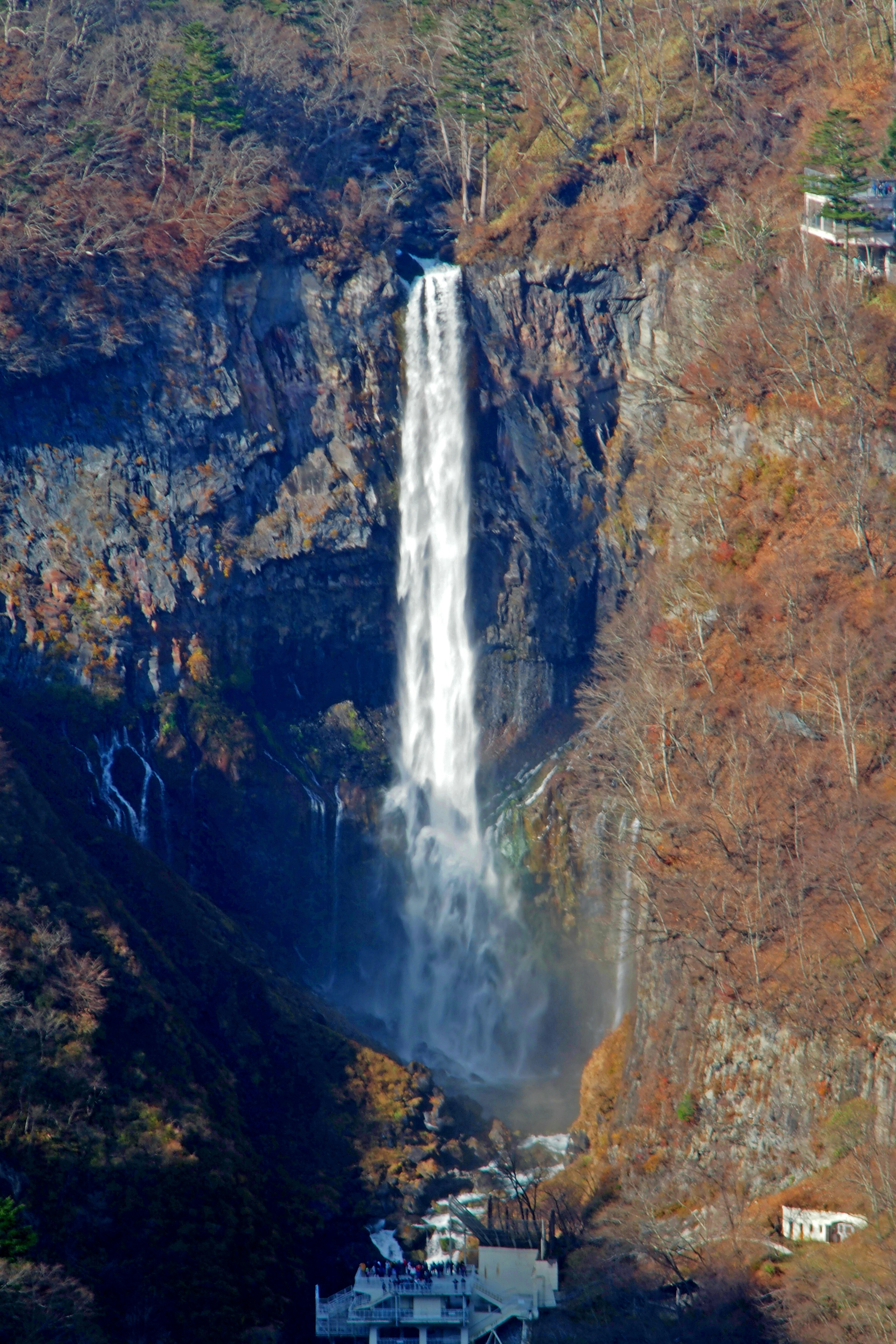 Majestätischer Wasserfall umgeben von herbstlichem Laub