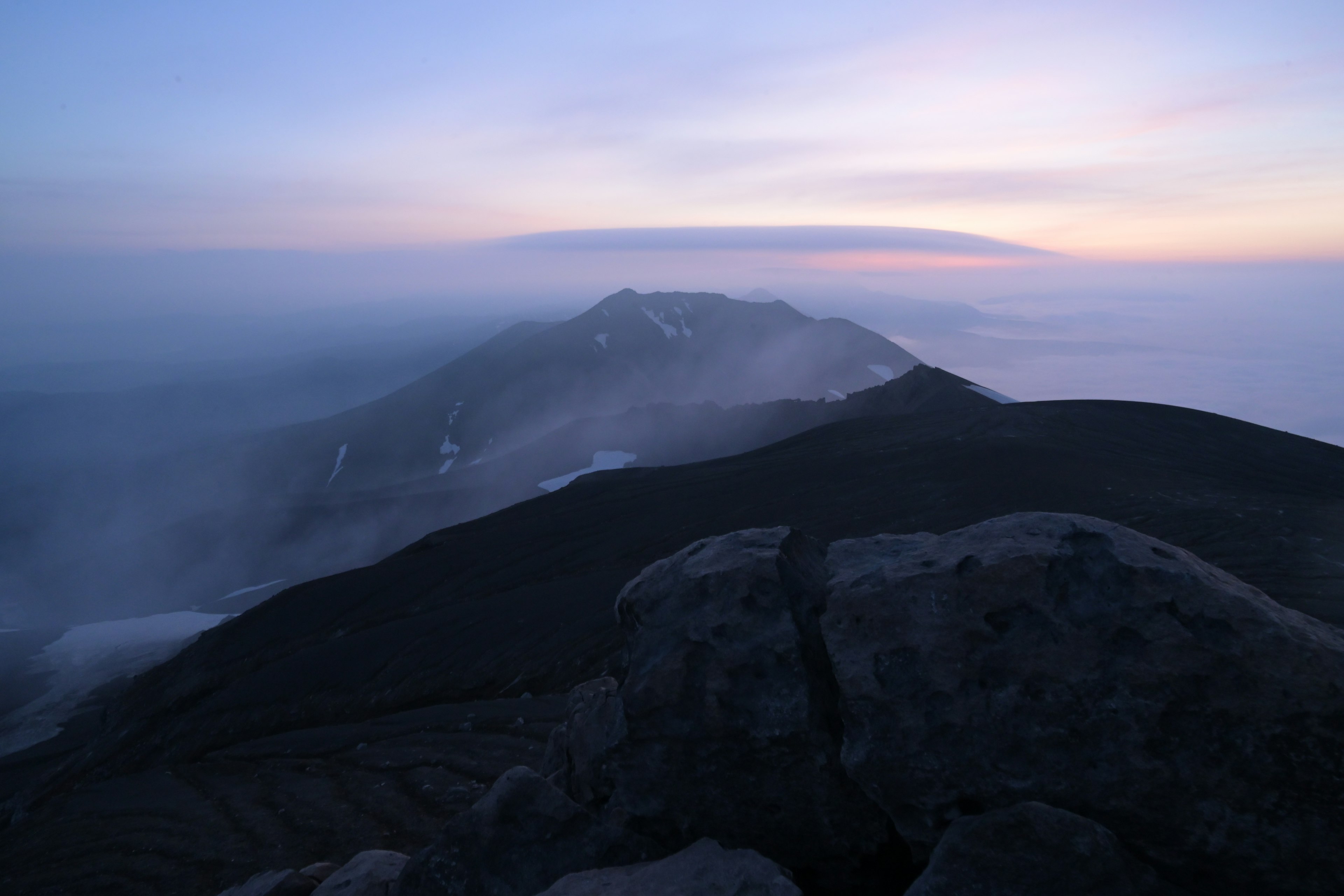 Wunderschöne Dämmerungslandschaft mit Bergkämmen und Nebel