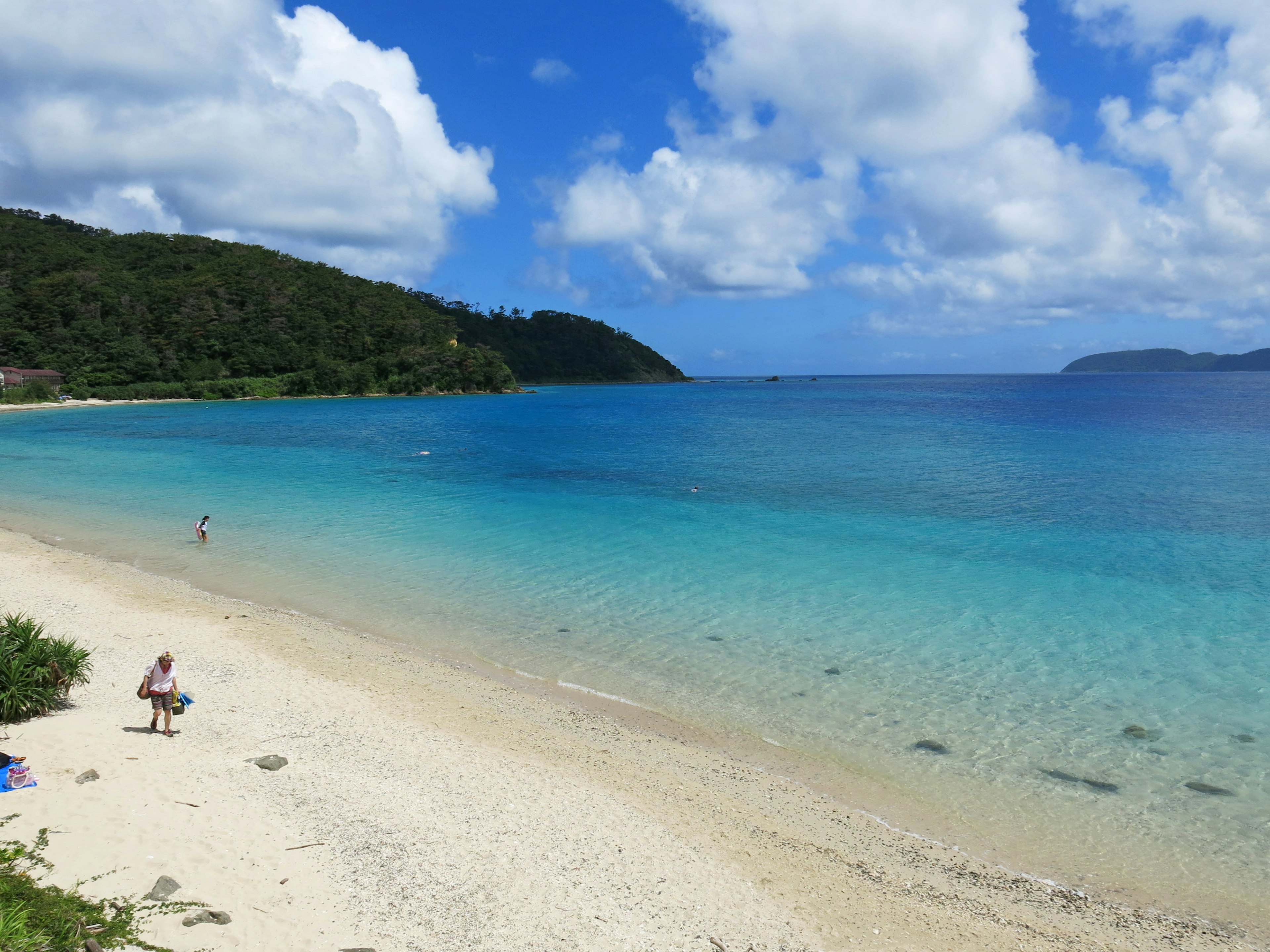 Vista escénica de una playa con agua azul y arena blanca