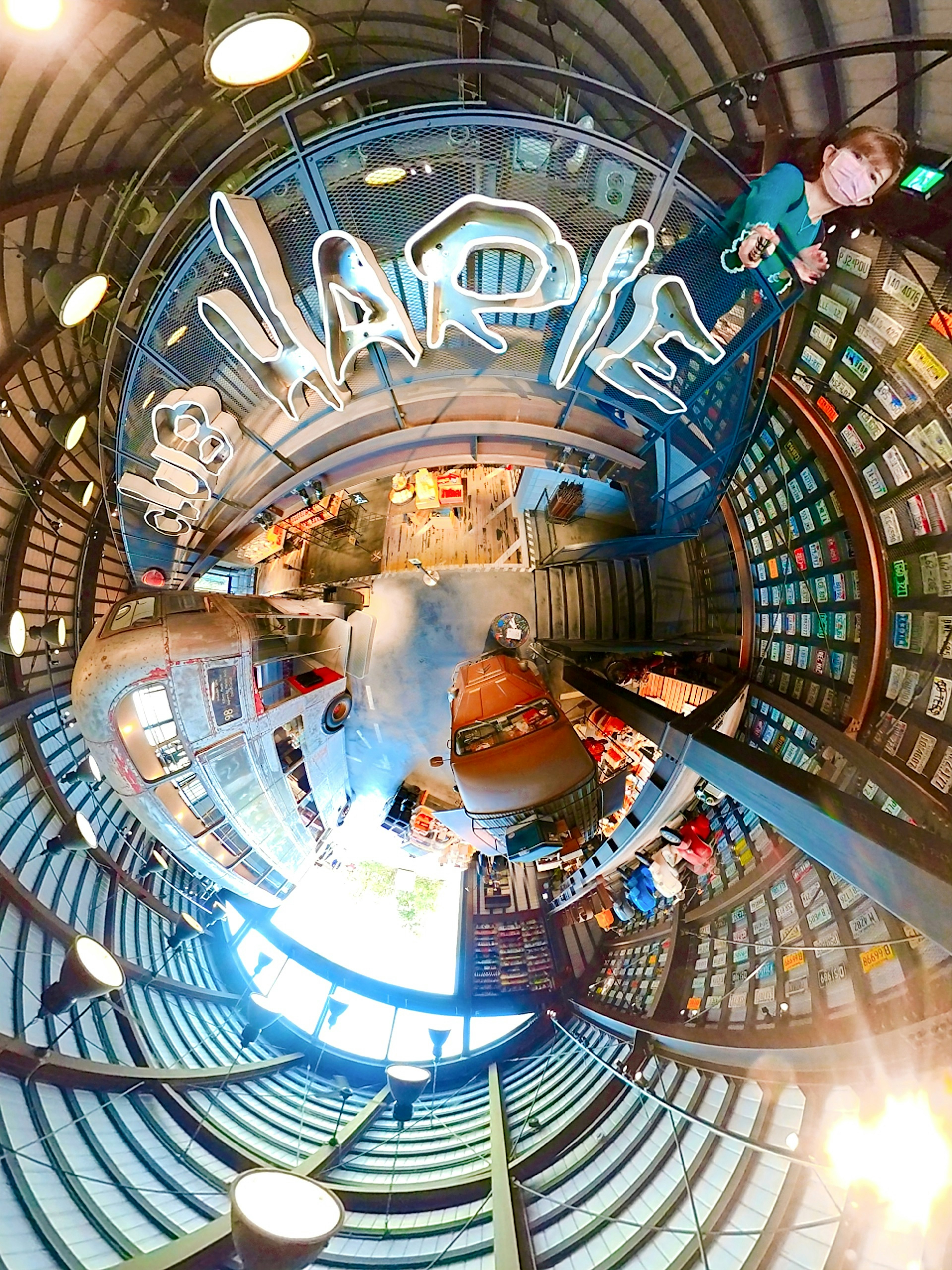 Vue panoramique à 360 degrés d'une librairie avec des livres colorés et des étagères