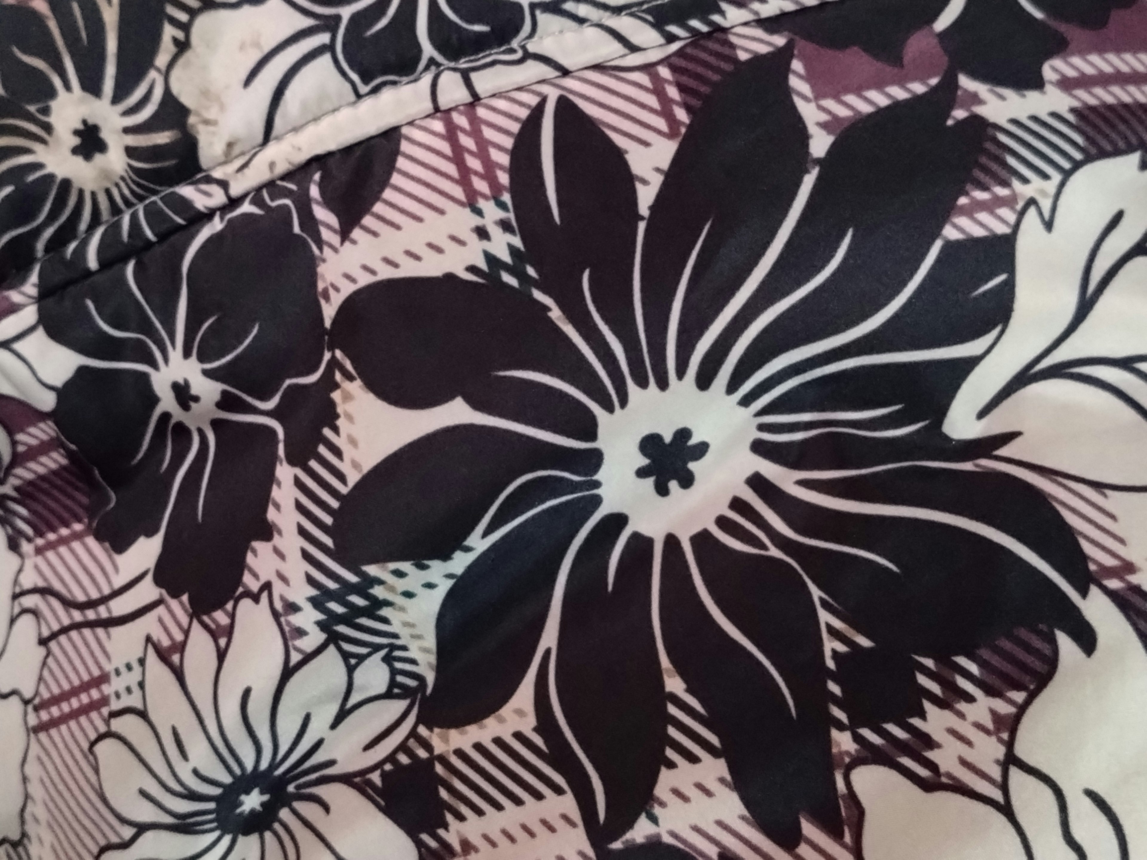 Gros plan sur un tissu floral noir et blanc