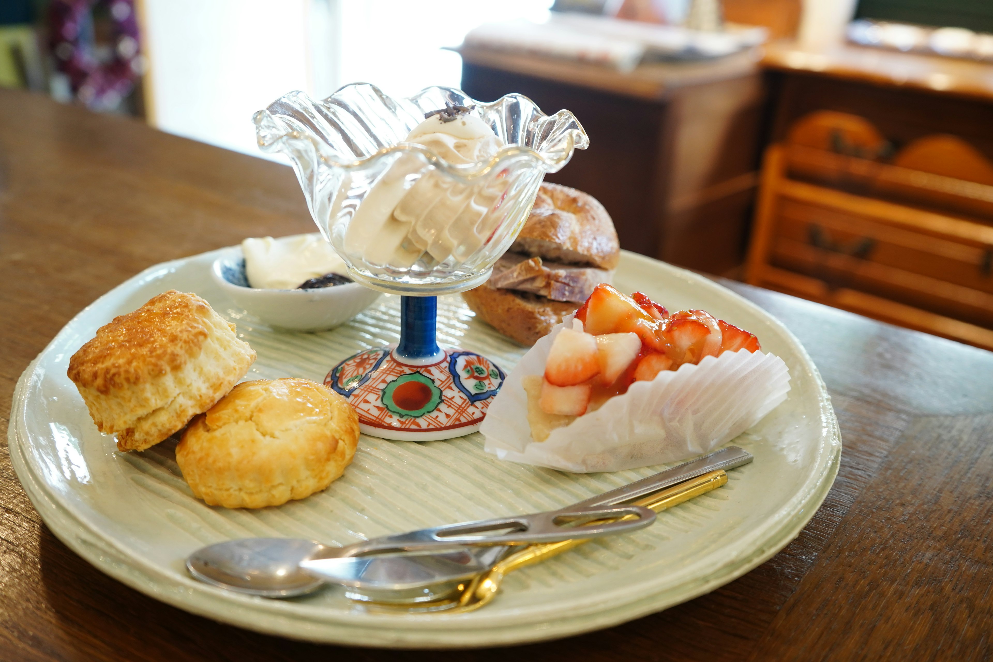 Un hermoso plato de postres con helado y fresas