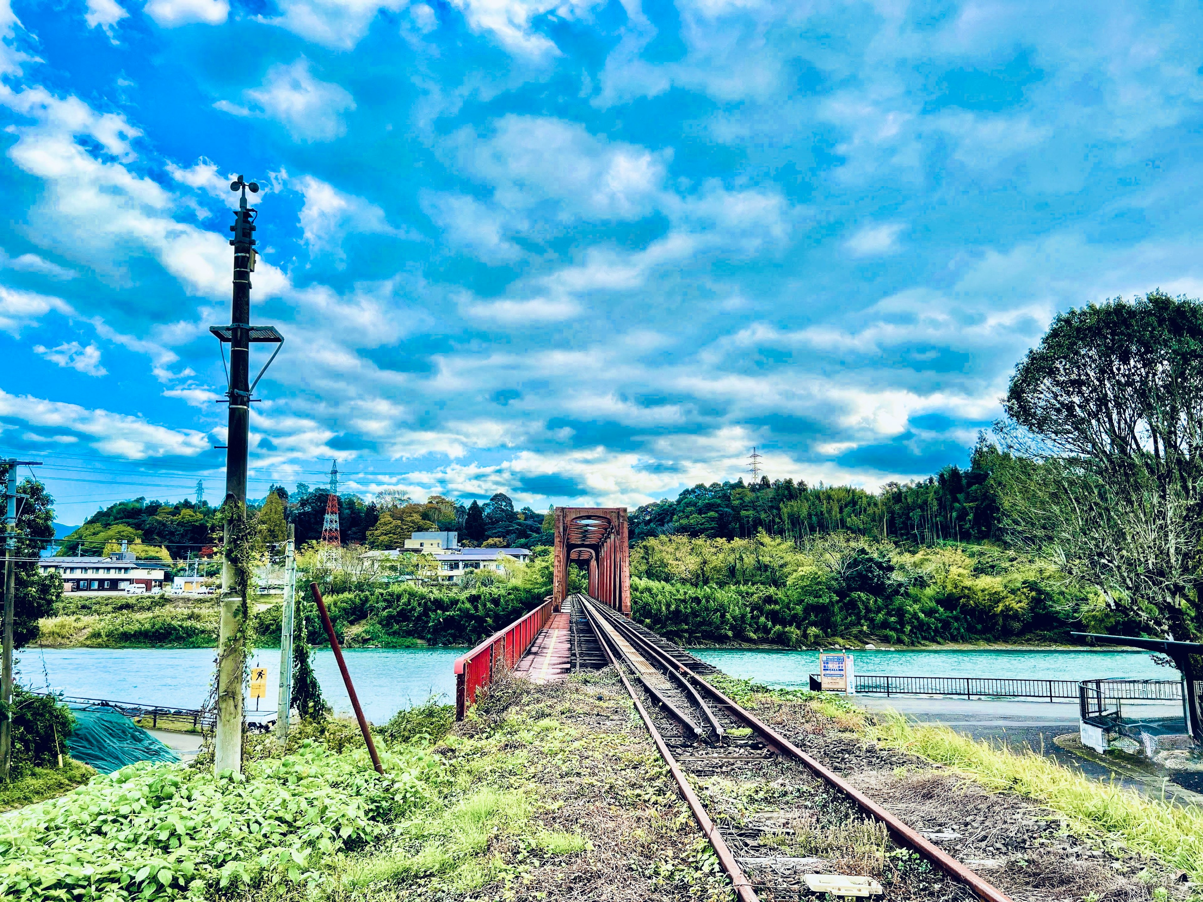 Vista escénica de un río y un viejo puente ferroviario bajo un hermoso cielo azul