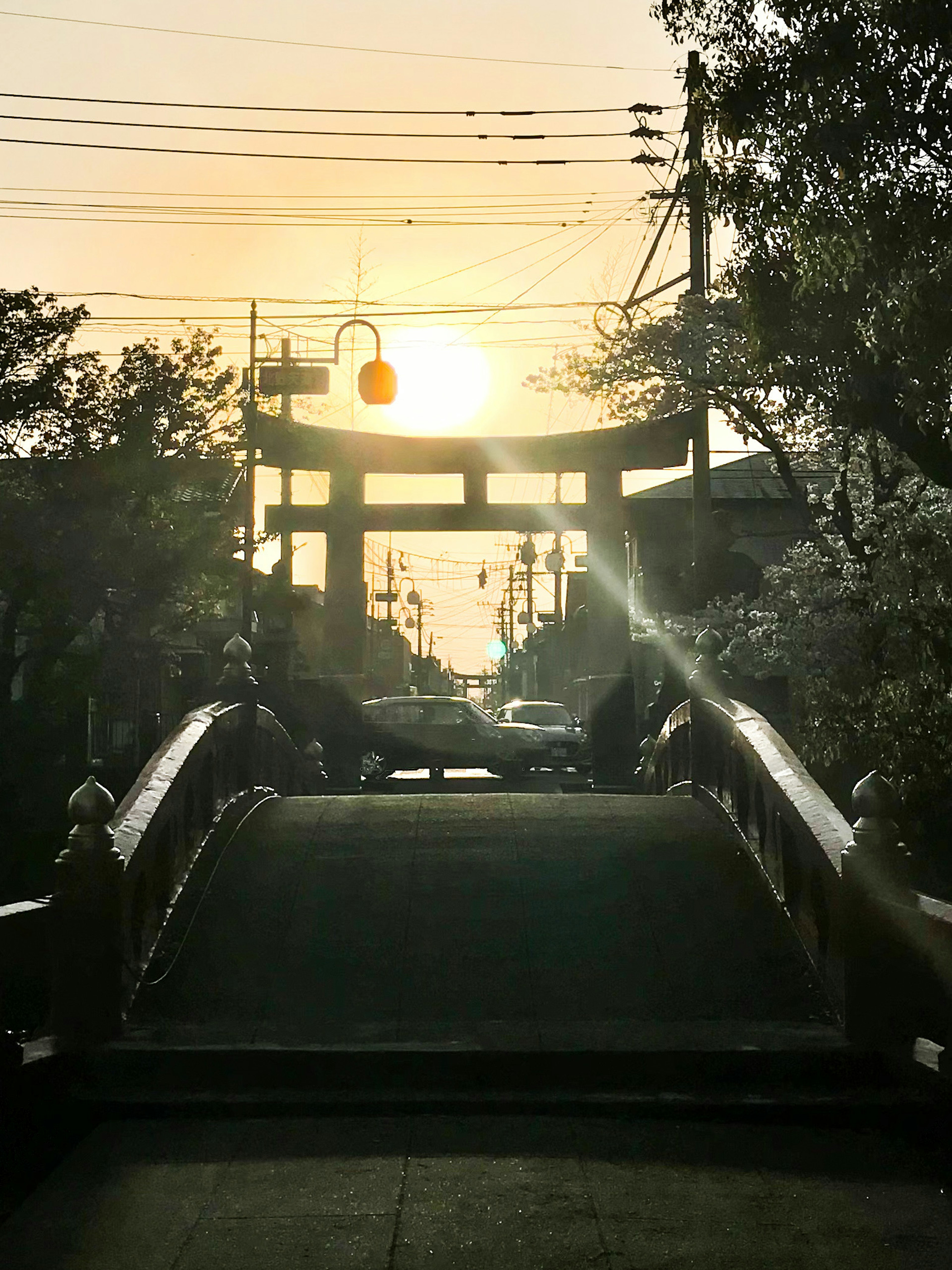 夕日が映える鳥居と橋の風景