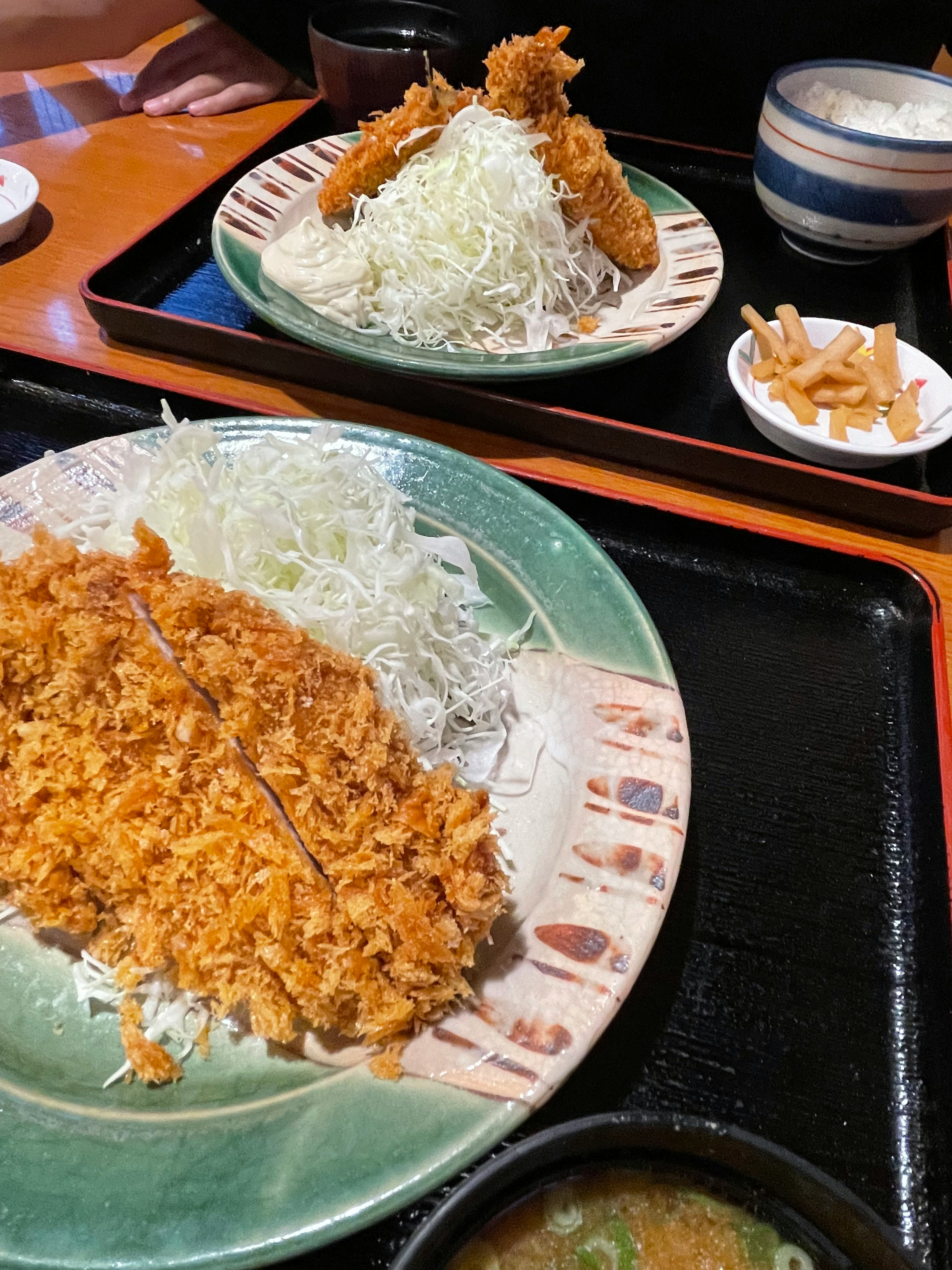 Assiettes de tonkatsu avec du chou râpé et une sauce à tremper